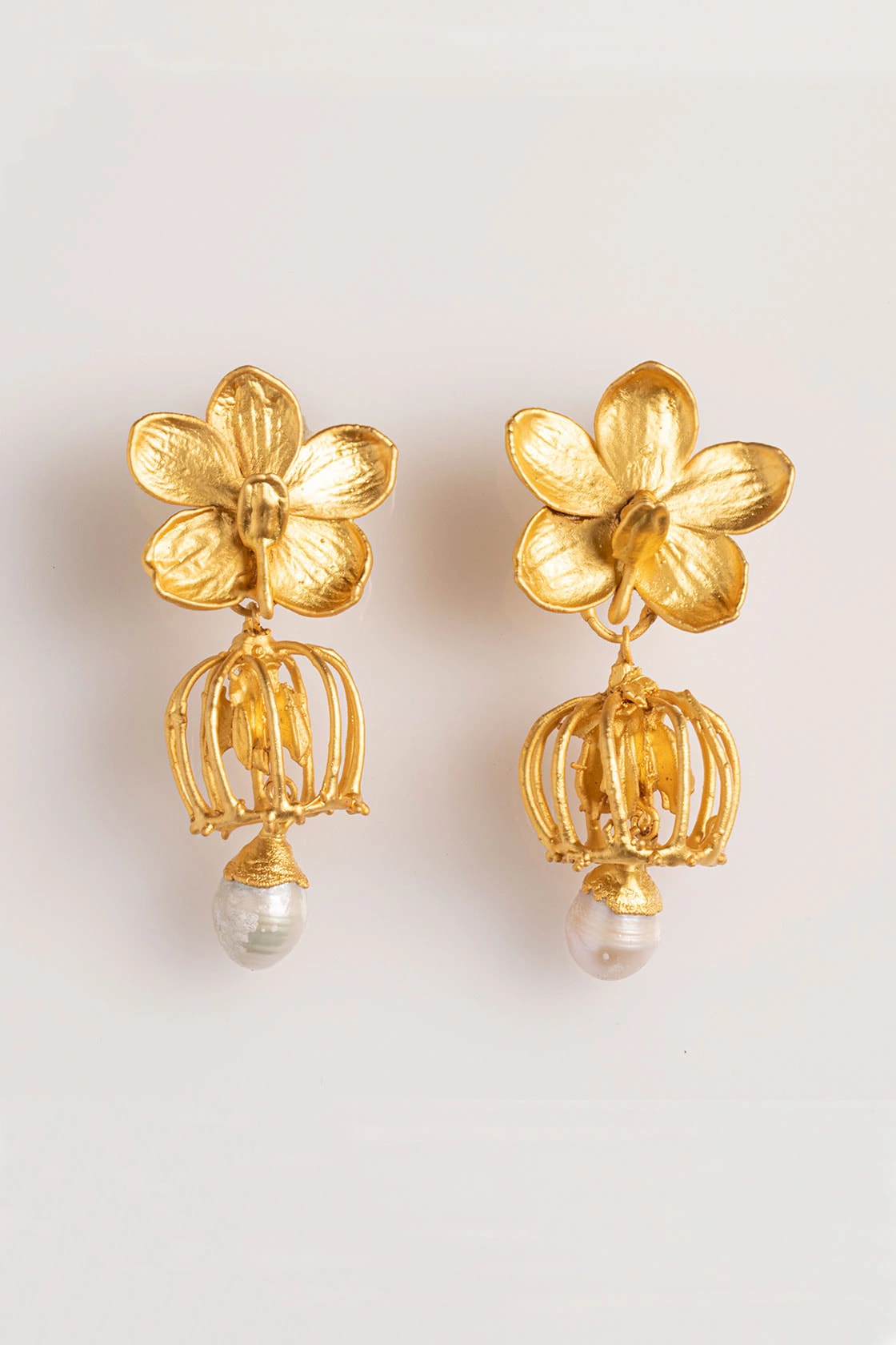MINI VANDA ORCHID CAMPANULA AND PEARLS CHANDELIER EARRINGS - imagen 1