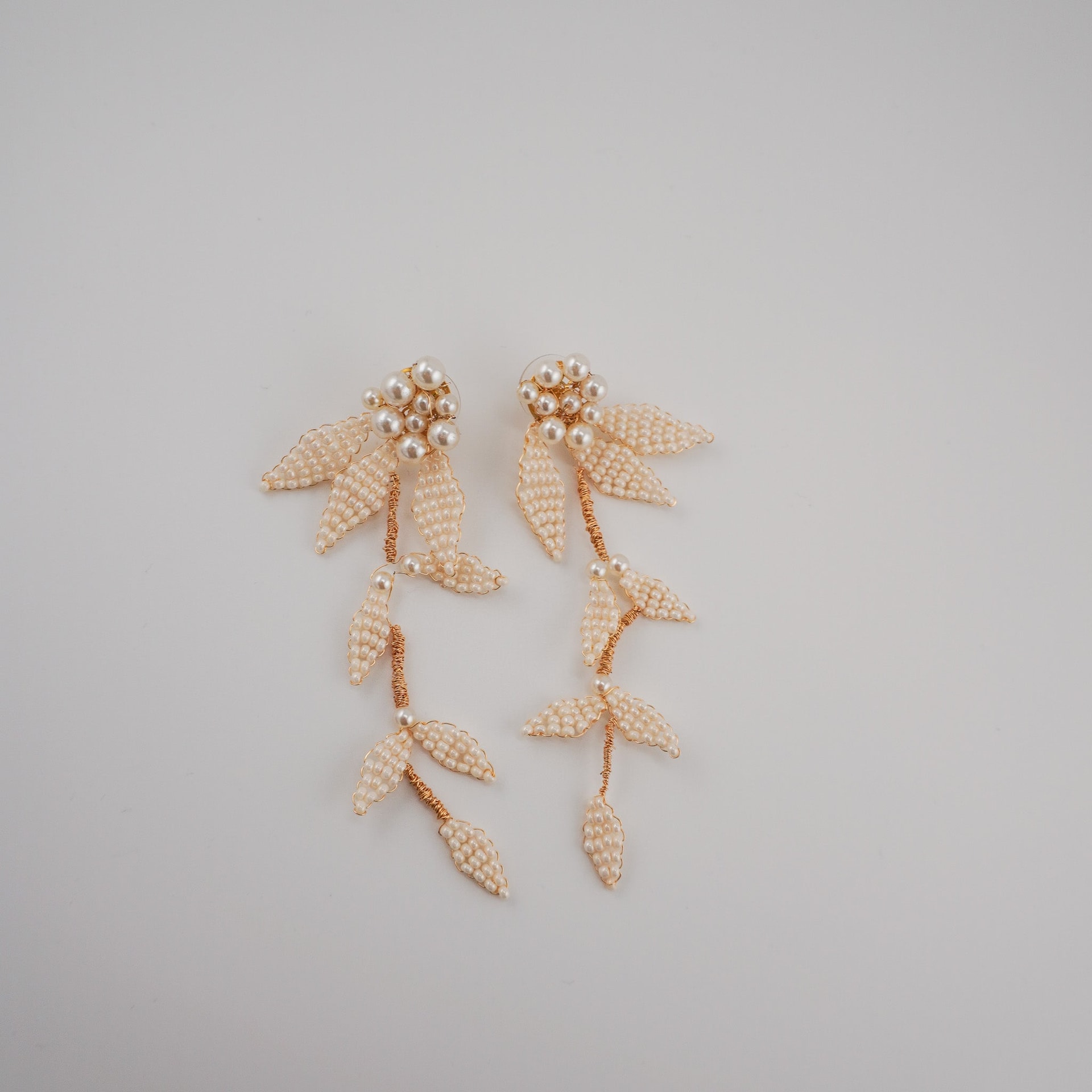Ever After Petals & Pearls dangle earrings - imagen 1