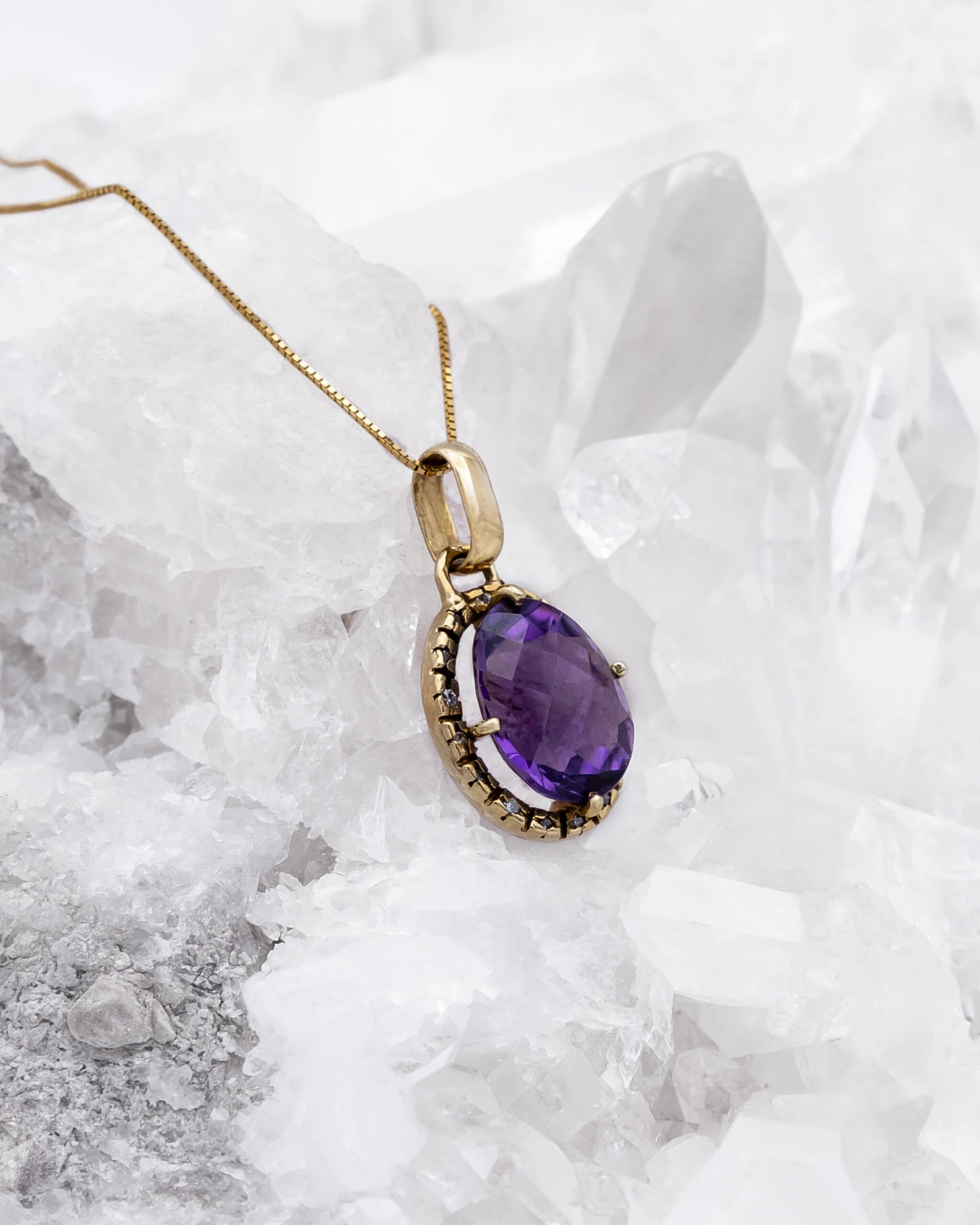 Dije Amatista con Diamantes en Oro amarillo18K - imagen 1