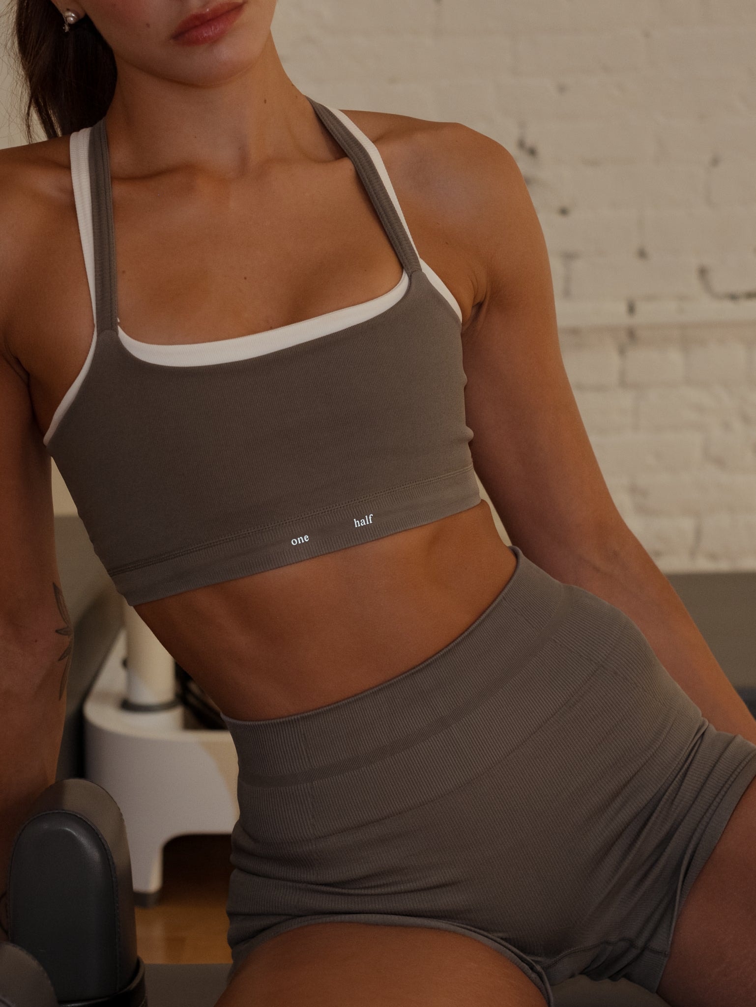 PULSE STRAP SEAMLESS TOP - TAUPE - imagen 1