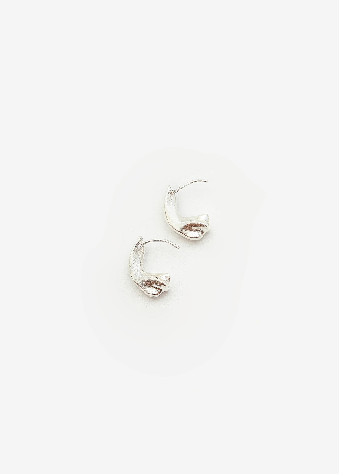 Mini Petal Curve Stud Plata - imagen 1