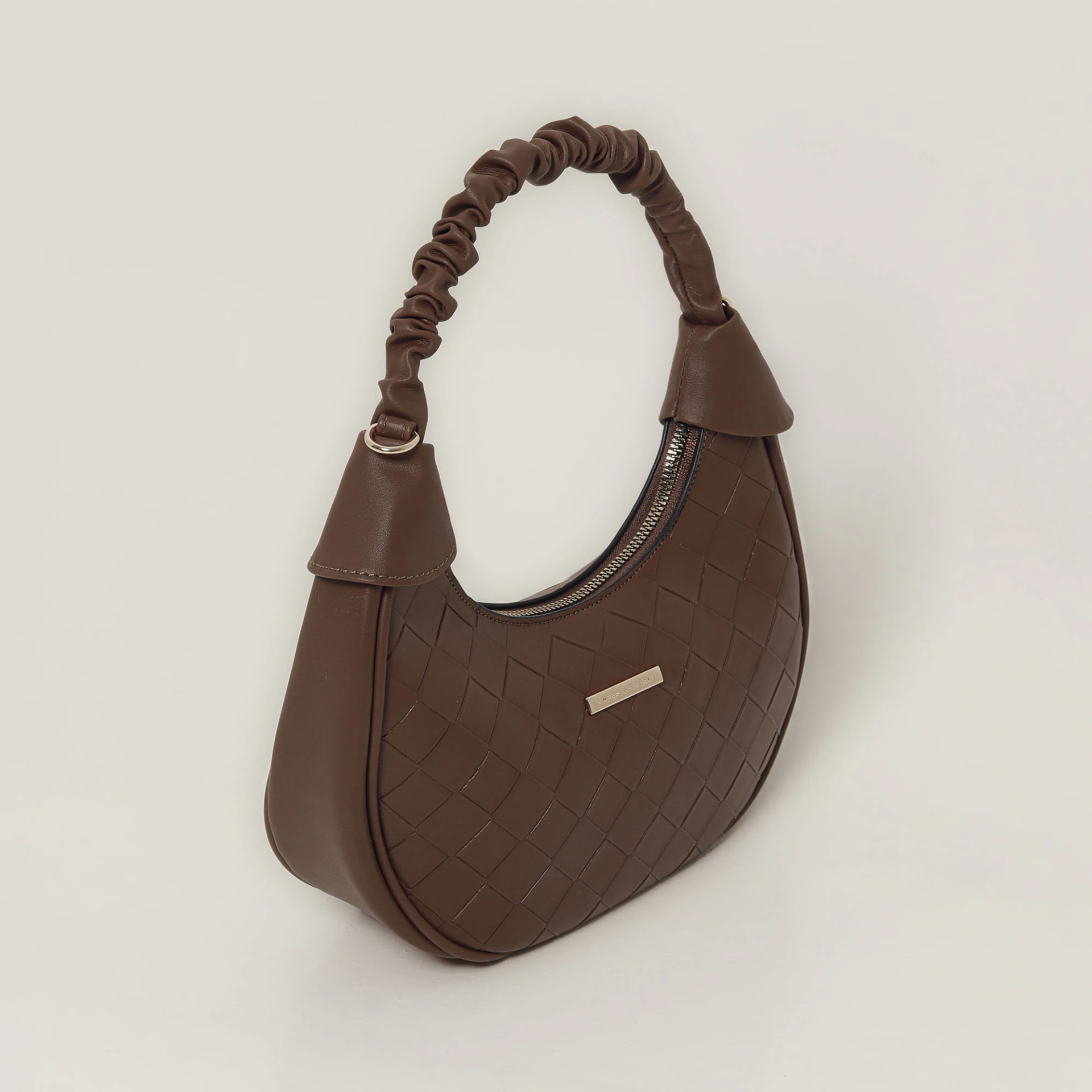 Bolso de hombro con textura - imagen 1
