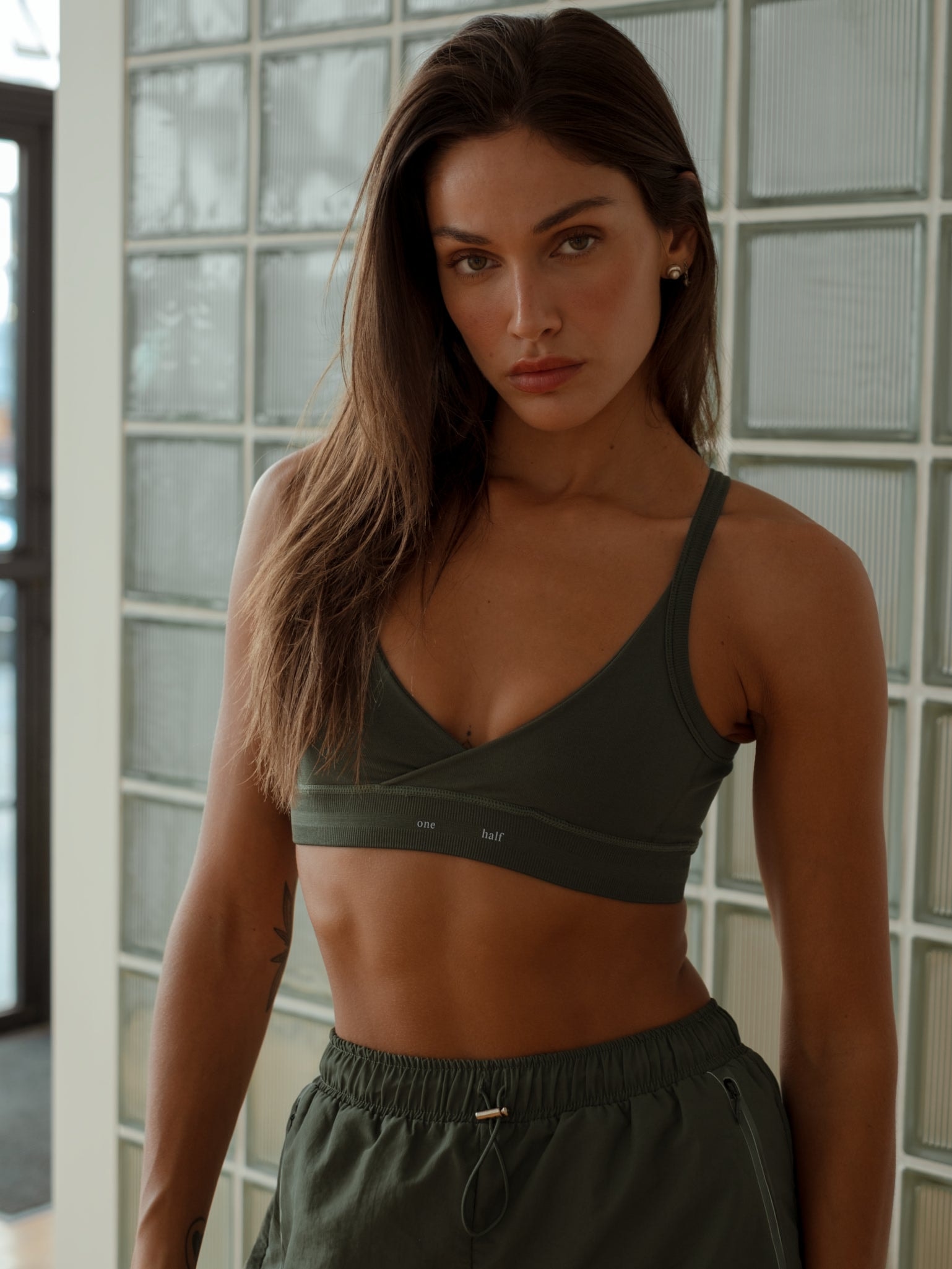 V-FORM SEAMLESS TOP - PESTO - imagen 1