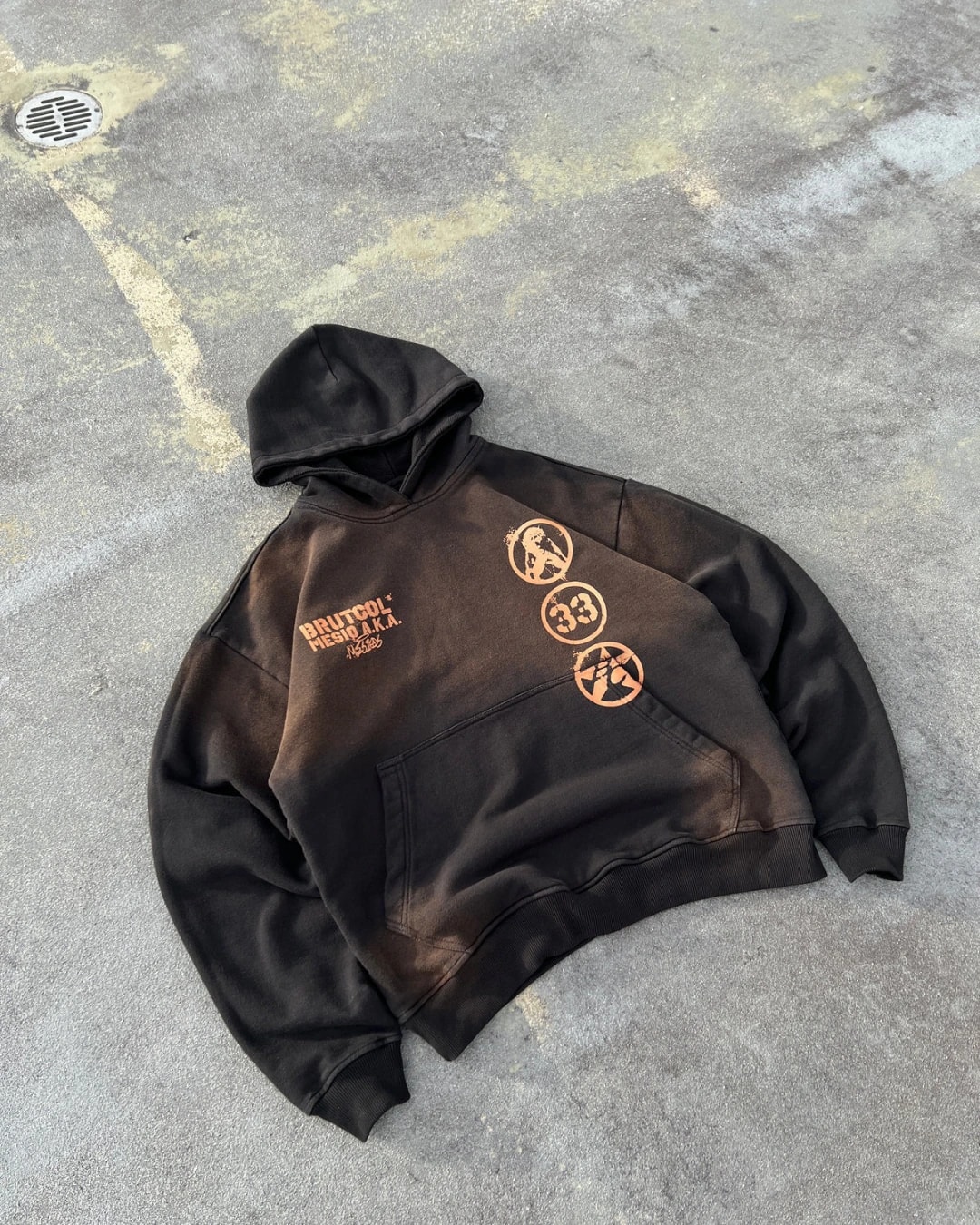 HOODIE OVERSIZE CROPPED BRUTCOL® X MESIO A.K.A MESÍAS – NEGRO DESGASTADO - imagen 1