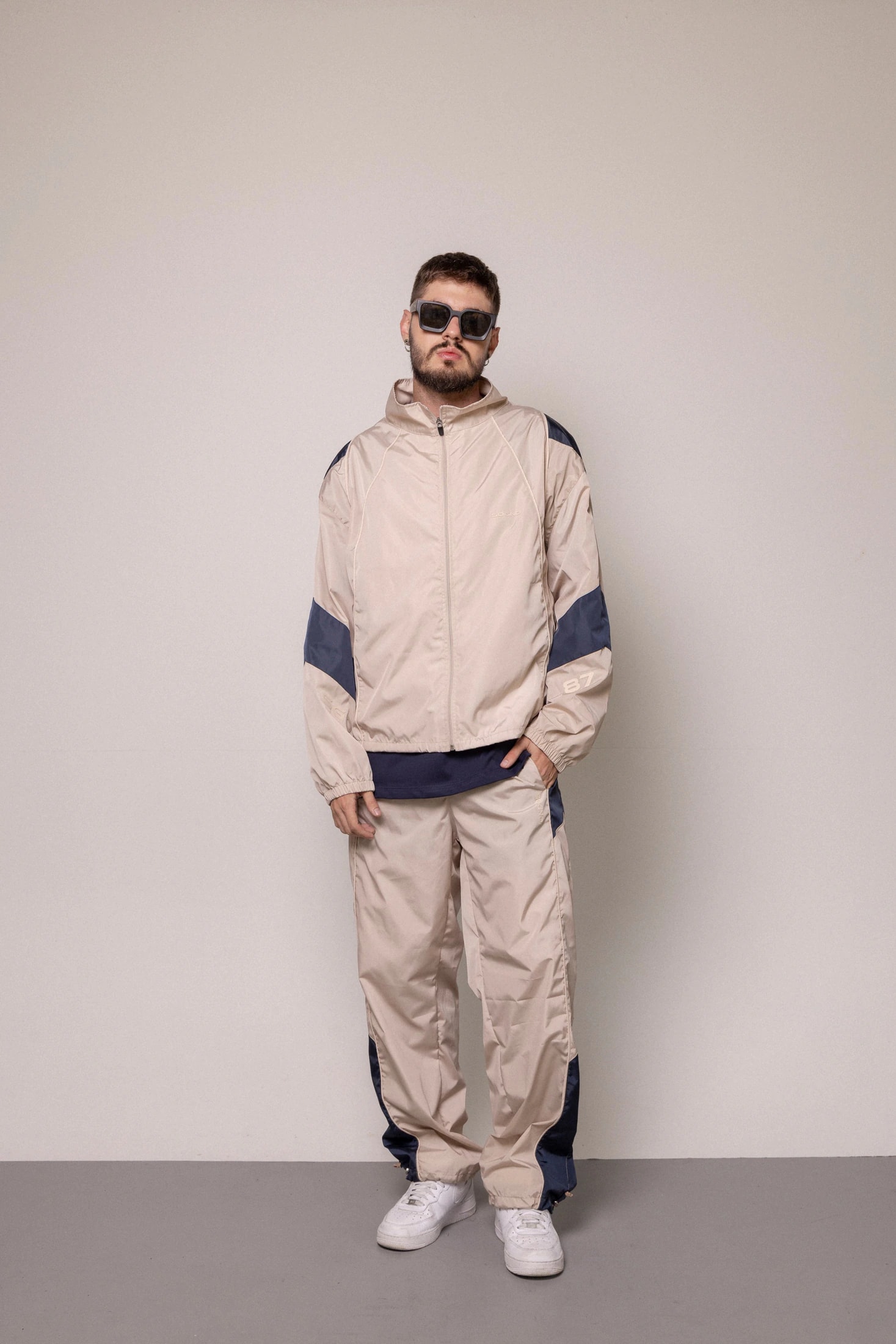 SET CHAQUETA Y SUDADERA ANTIFLUIDO-BEIGE - imagen 1