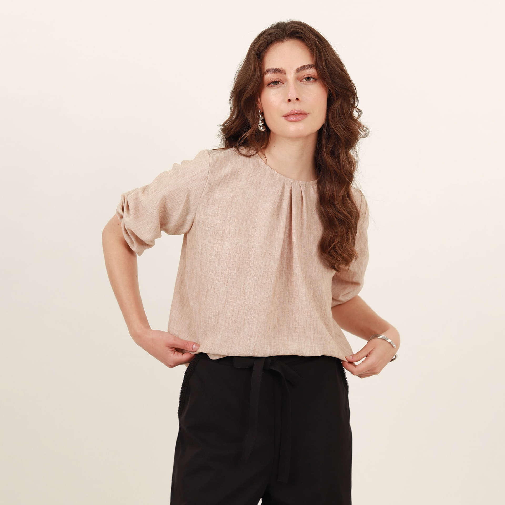 Blusa cuello redondo manga codo globo y prenses - imagen 1