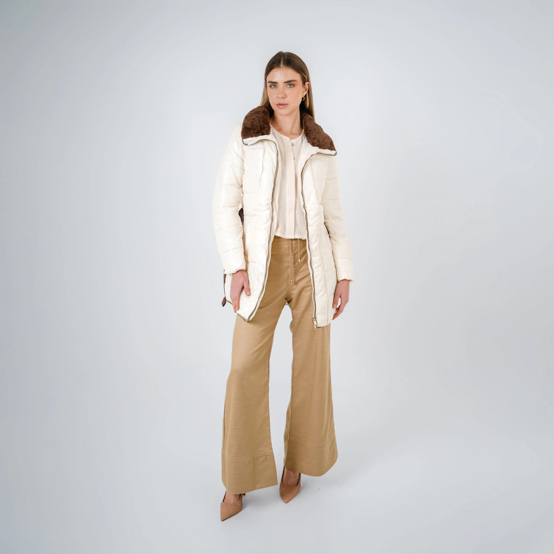 Pantalón básico estilo cargo bota flare con ajuste en cintura - imagen 1