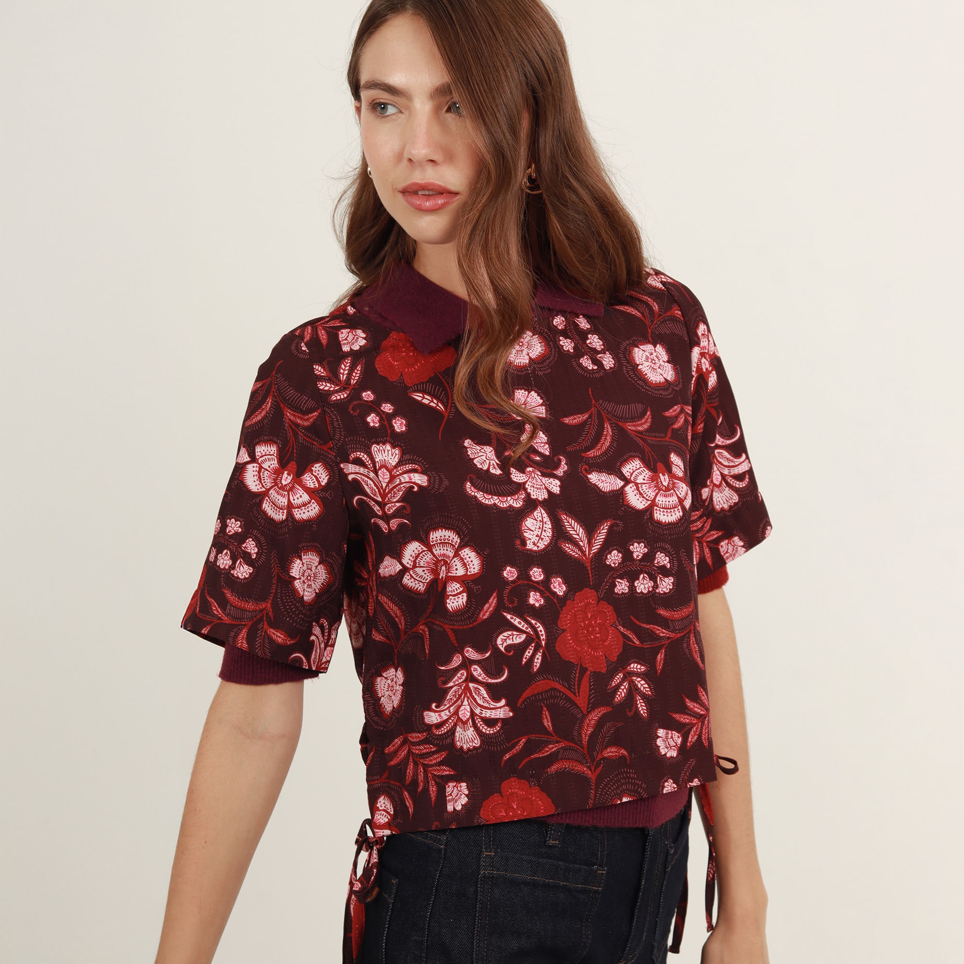 Blusa estampada escote ojal manga corta con lazos en costados - imagen 1