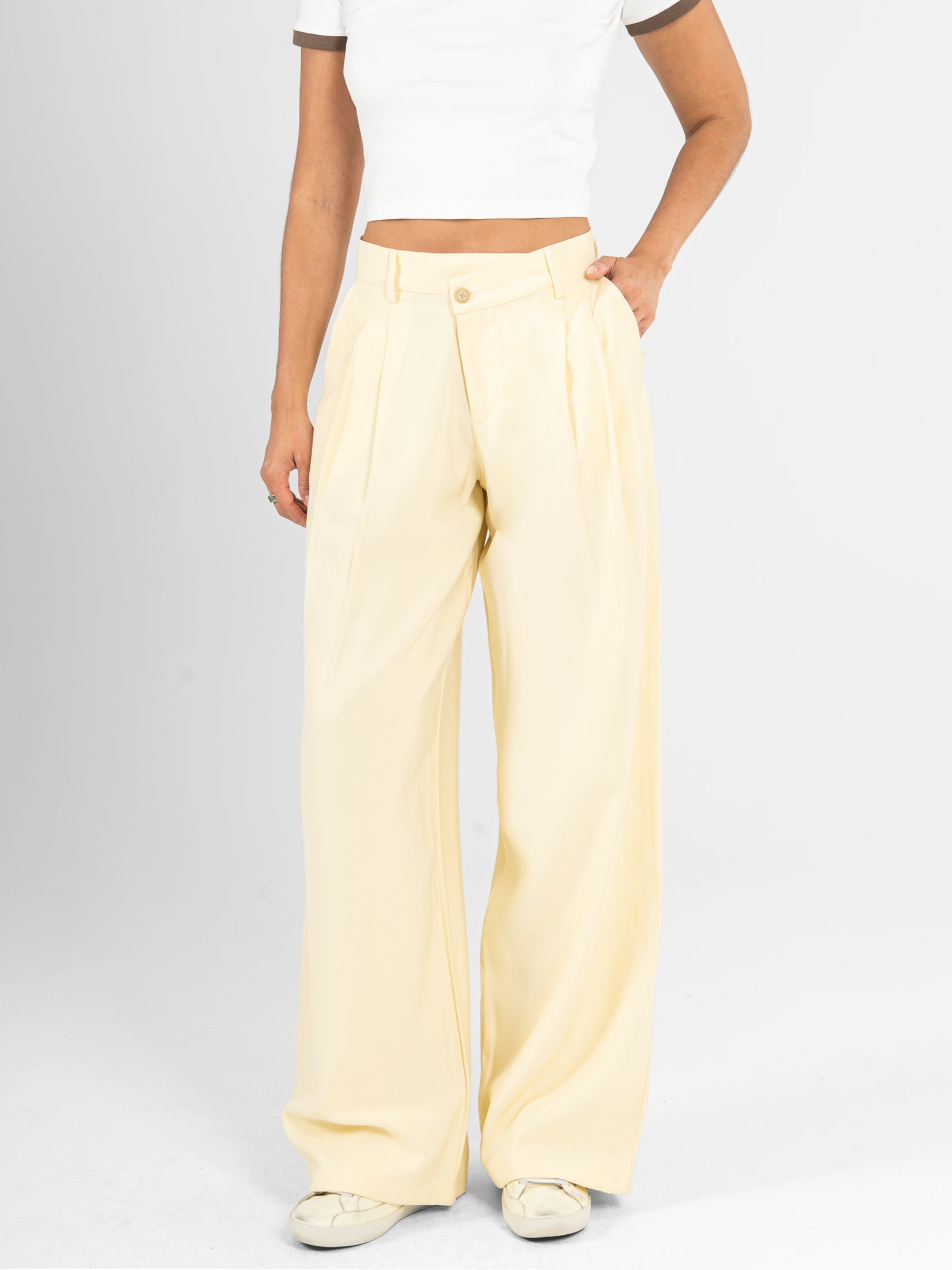 Ref: 0620581 Pantalón mom flare, tejido plano liviano, detalle en pretina, tiro alto, tono amarillo - imagen 1