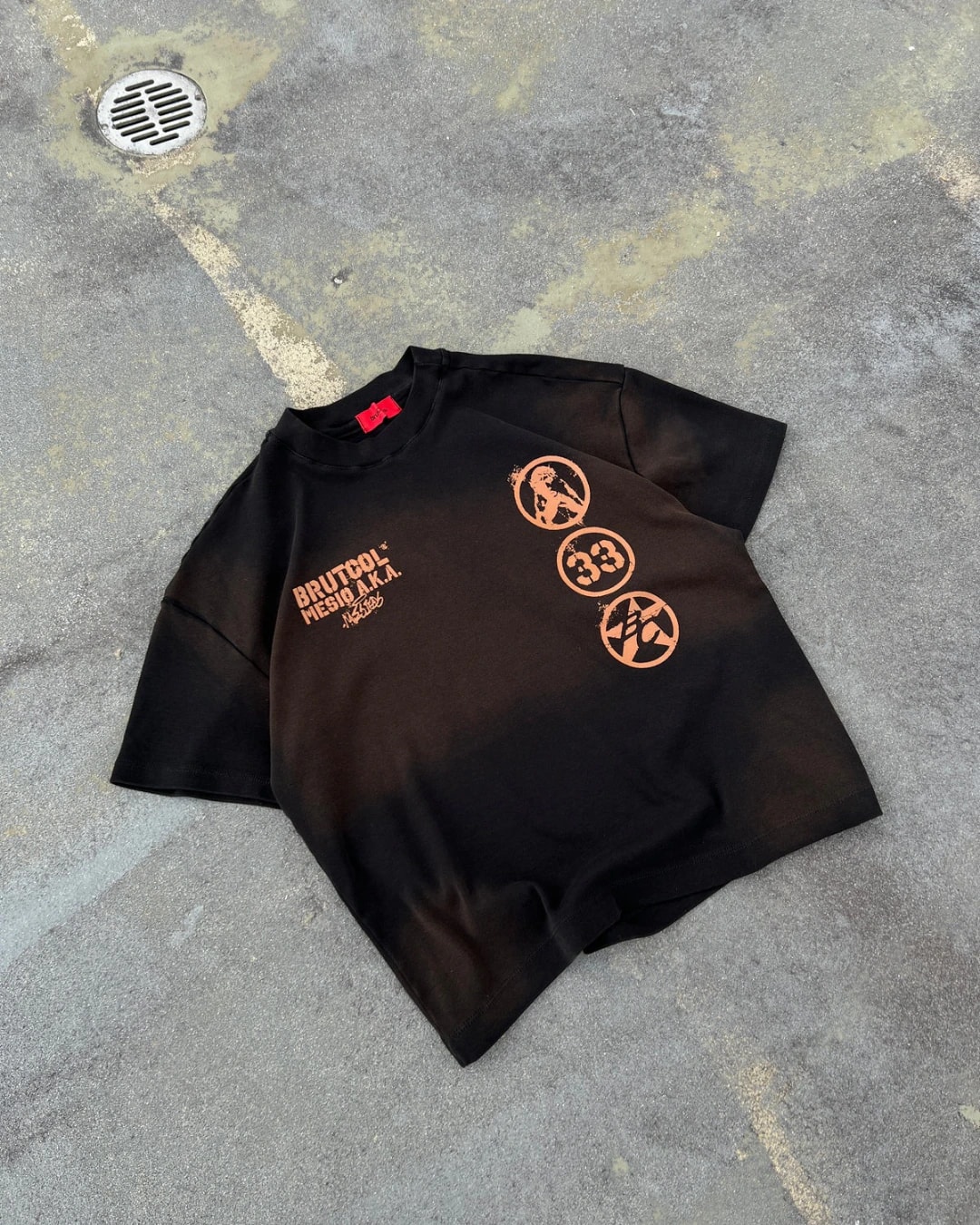 CAMISETA OVERSIZE CROPPED BRUTCOL® X MESIO A.K.A MESÍAS – NEGRO DESGASTADO - imagen 1
