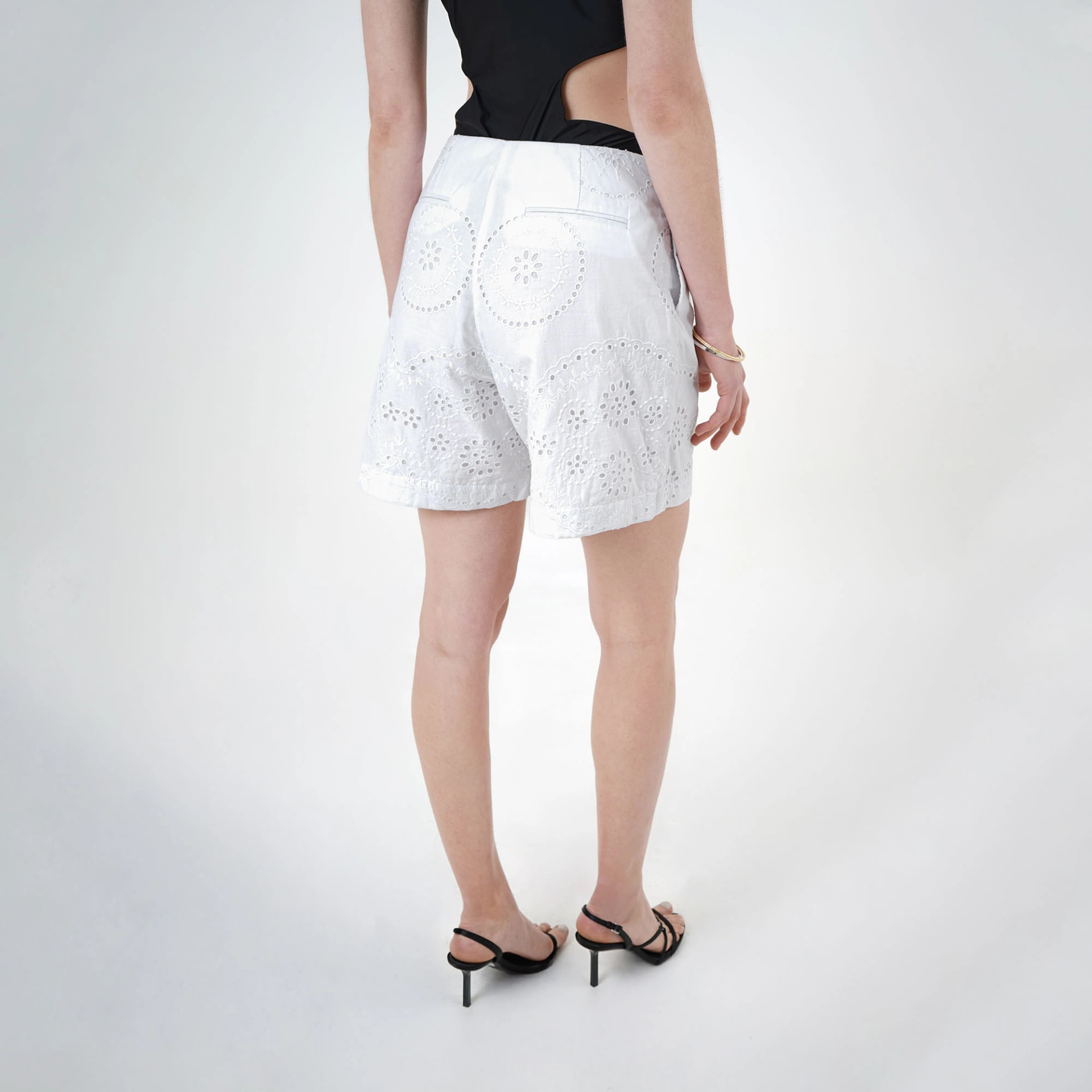 Short ancho en ojalillo con prenses - imagen 1