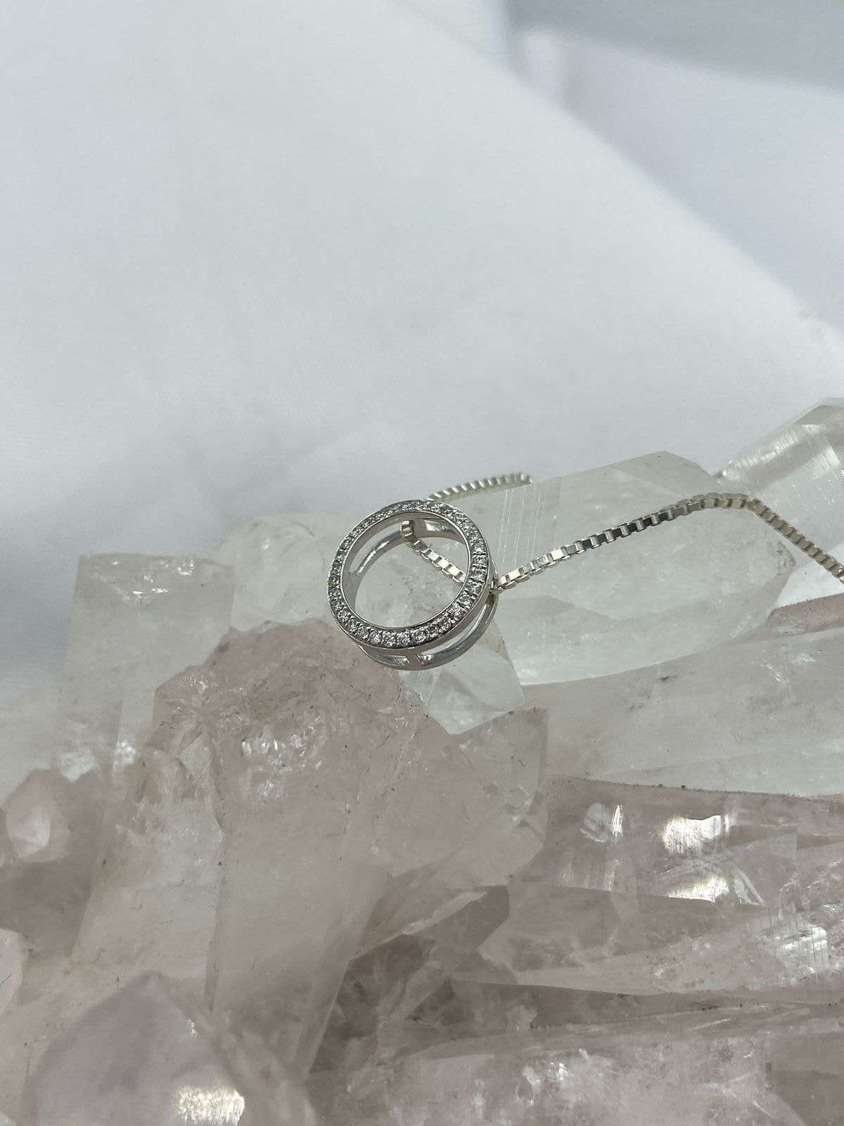 Dije Redondo Diamantes en Oro Blanco 18K - imagen 1