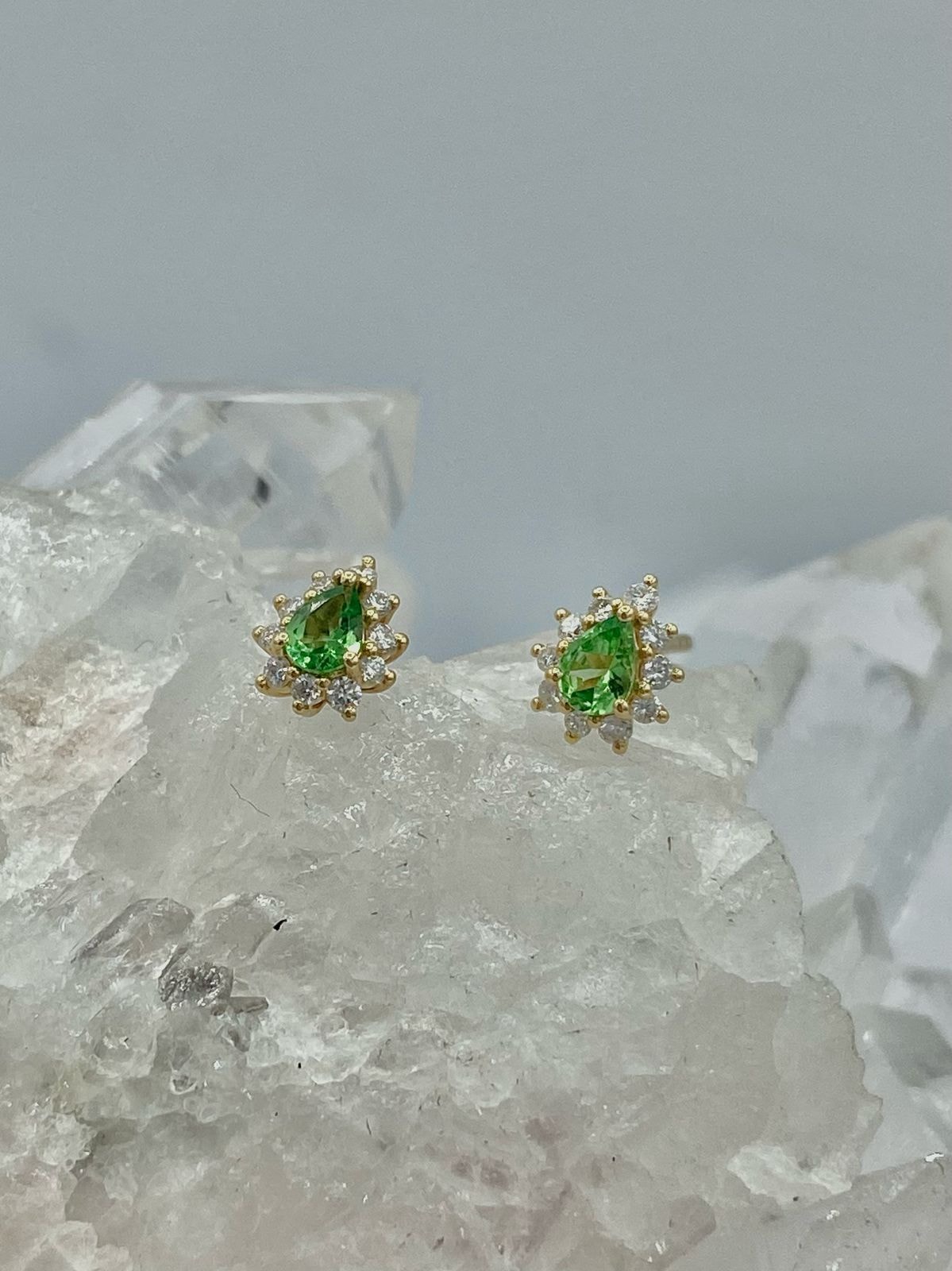 Aretes Tsavorita gotas con Diamantes en Oro Amarillo 18K - imagen 1