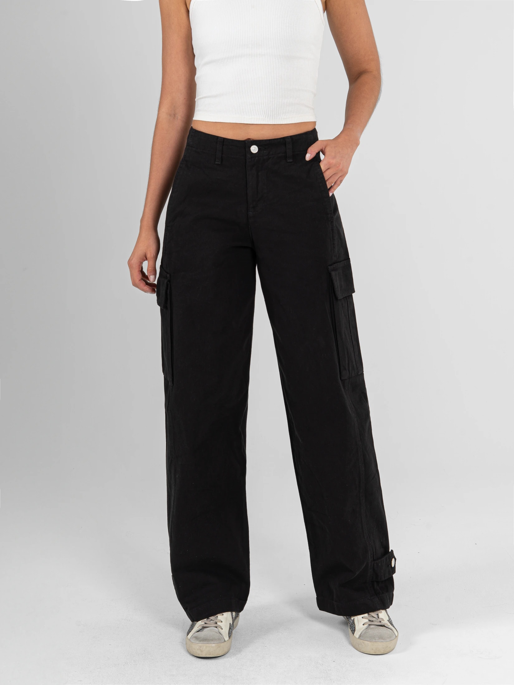 Ref: 0620483 Pantalón Cargo rígido, tiro alto, tono negro, diseño con bolsillos laterales - imagen 1