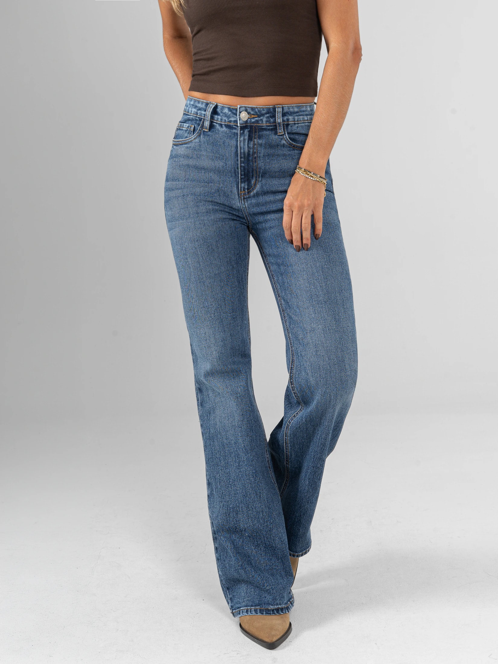 Ref: 066465 Jean flare stretch, bota ancha, tiro alto, tono azul medio. - imagen 1