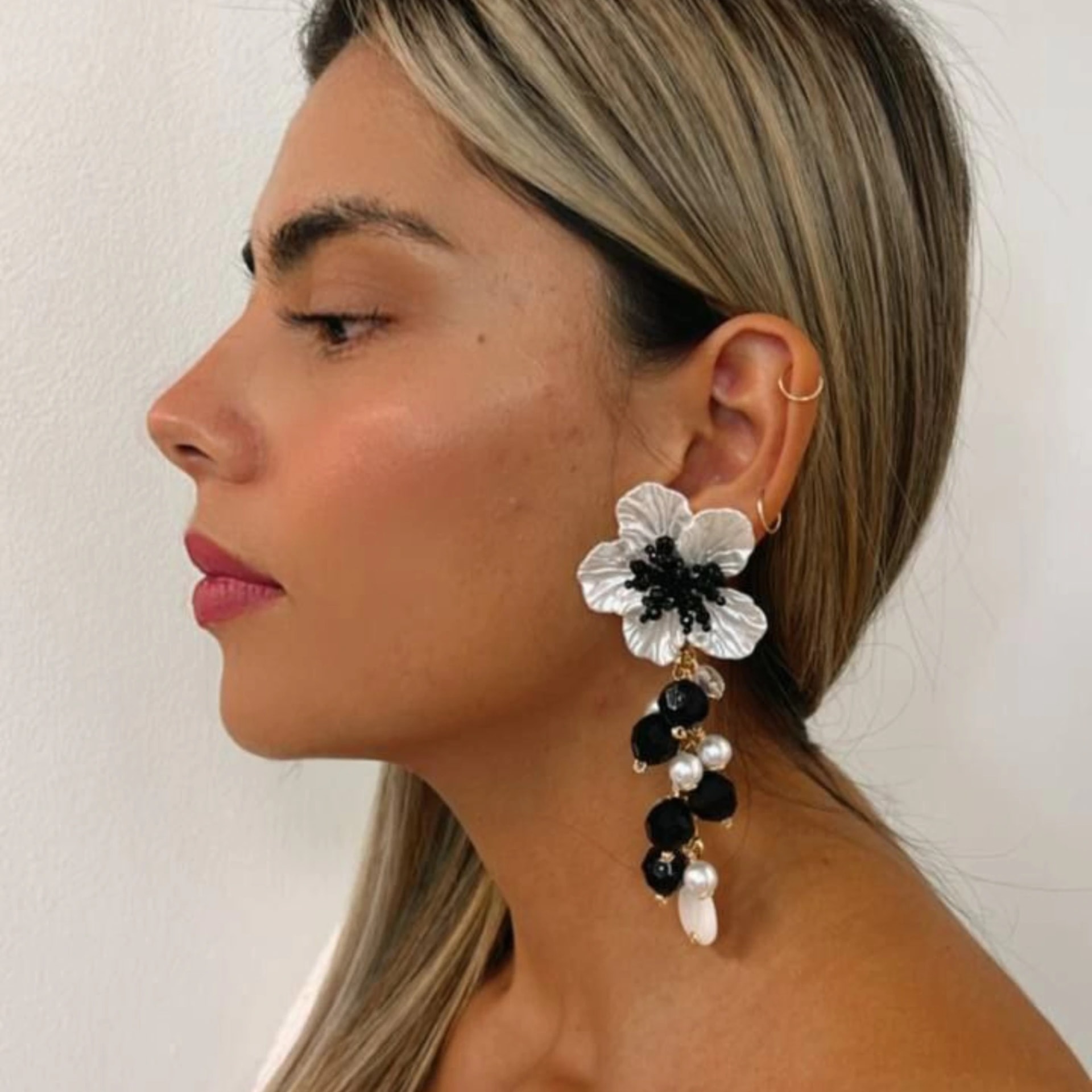 Black & White Mother-of-Pearl Earrings - imagen 1