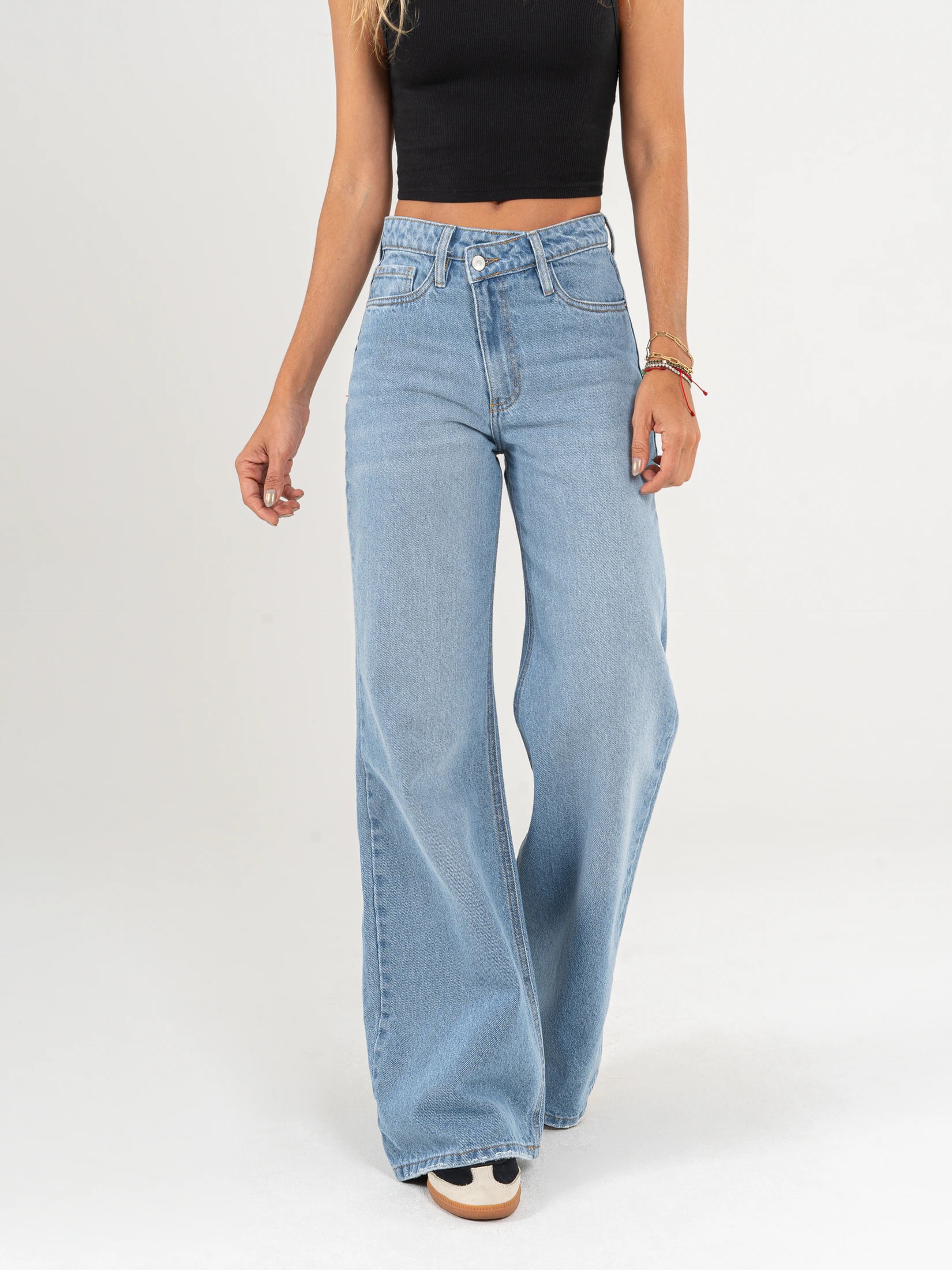 Ref: 064977 Jean Mom Flare, rígido, tiro alto, tono azul medio, detalle en pretina. - imagen 1