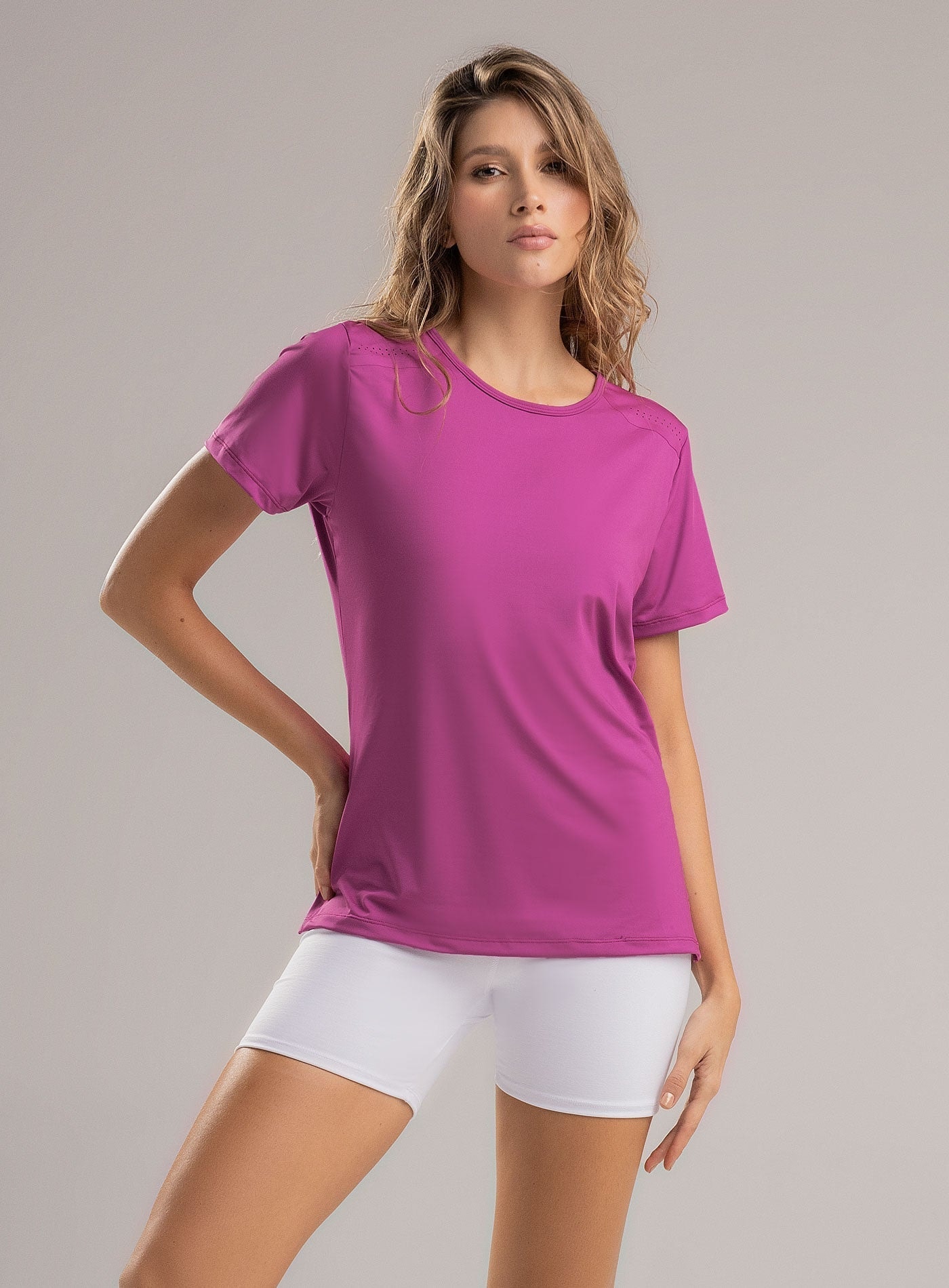 CAMISETA DEPORTIVA CON DISEÑO CORTE LASER Y TERMO SELLADA EN HOMBROS - imagen 1