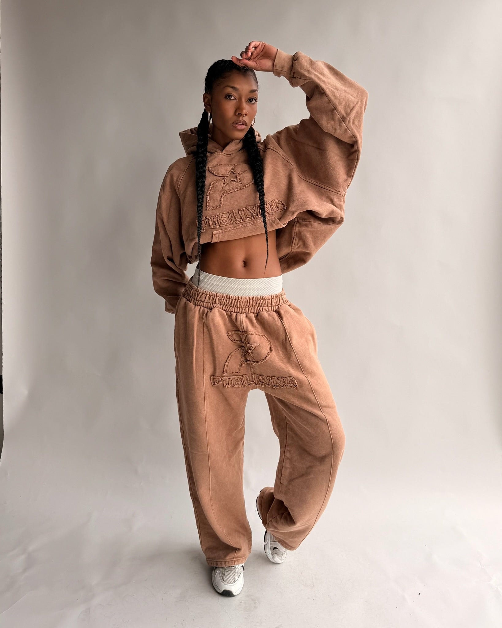 SET HOODIE + JOGGER STAR GANG CAFÉ MUJER - imagen 1