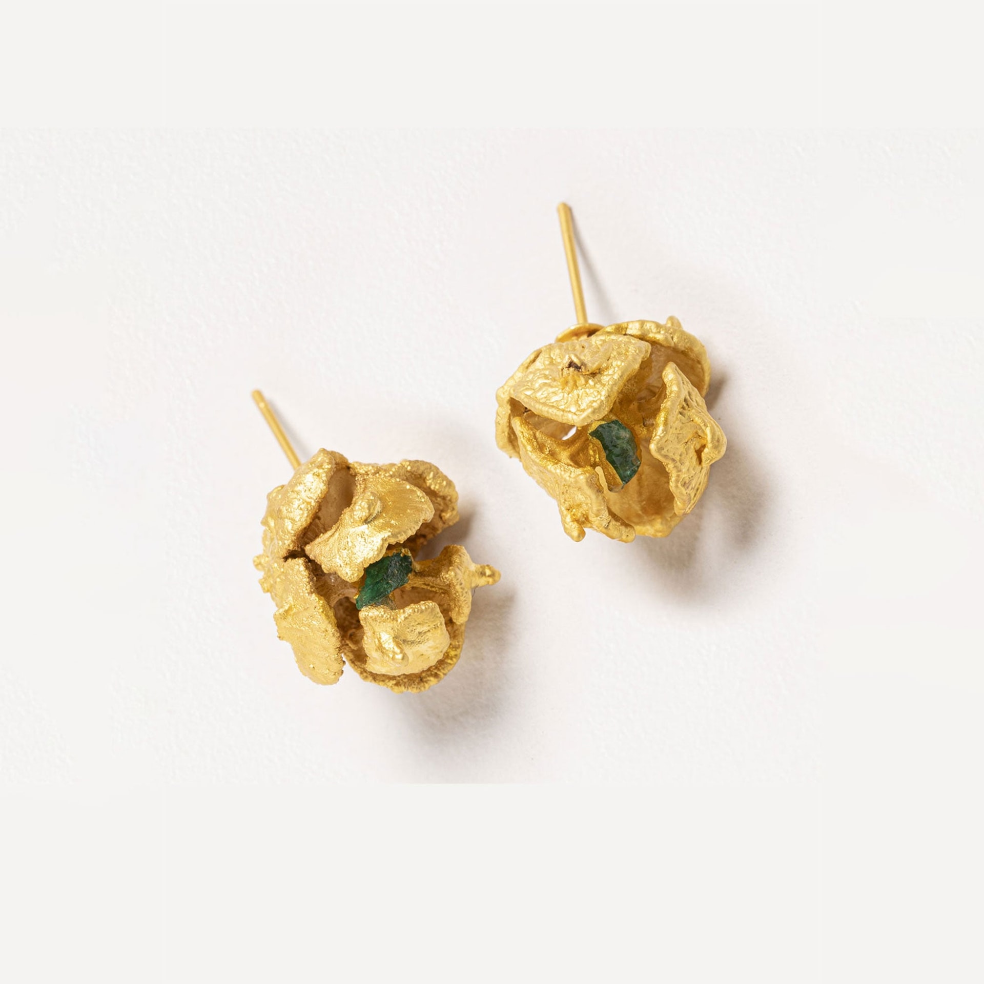 ARETES SEMILLAS DE PINO CON ESMERALDA EN BRUTO - imagen 1