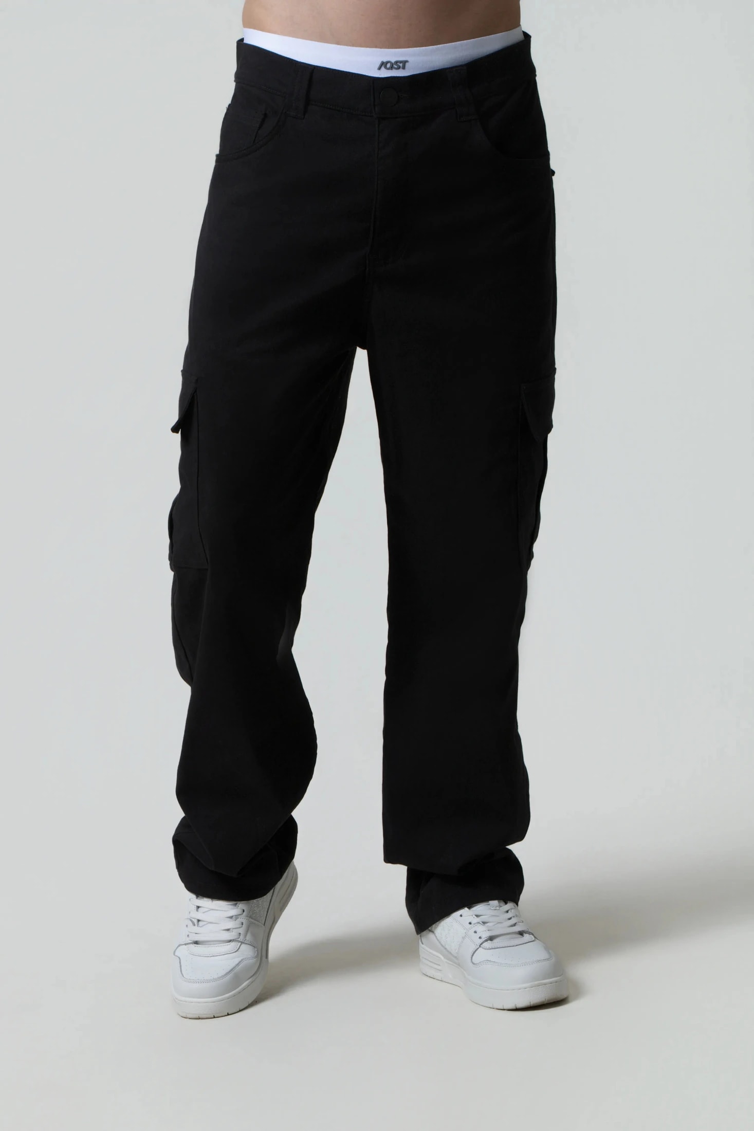 PANTALON CARGO COLOR NEGRO - imagen 1
