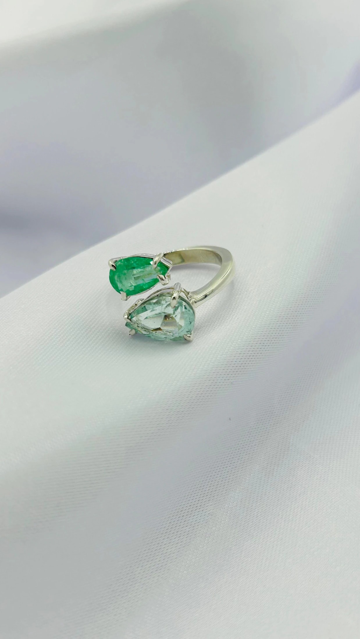 Anillo Doble Esmeralda Gota Colección Armonía Dual - imagen 1