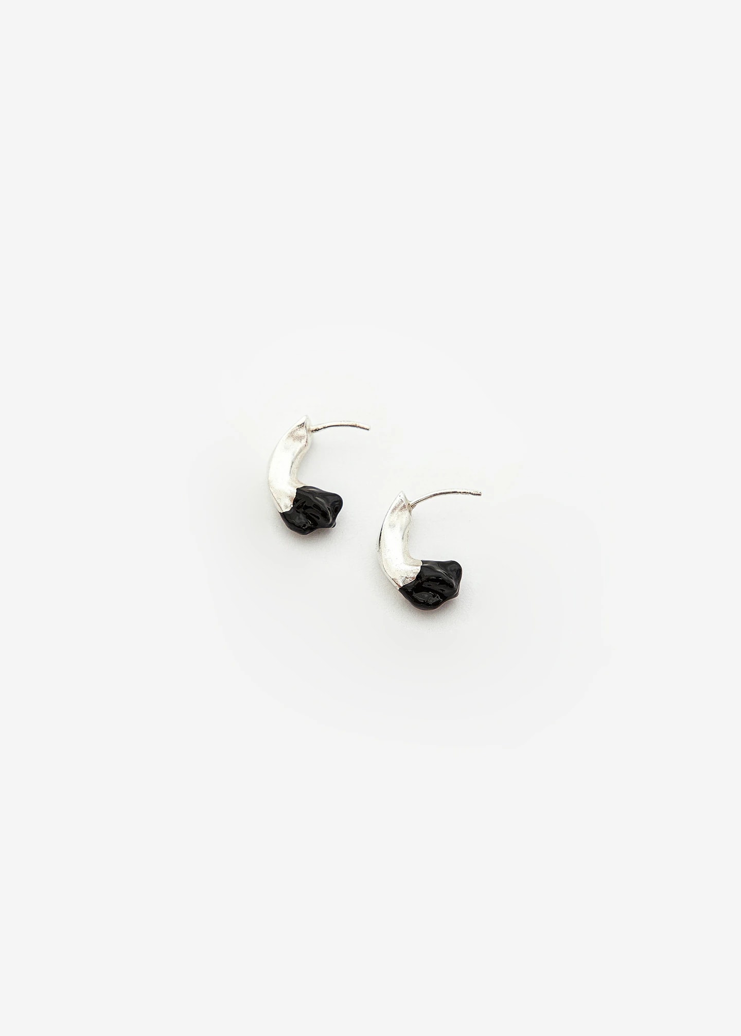 Mini Petal Curve Stud Plata Negro - imagen 1