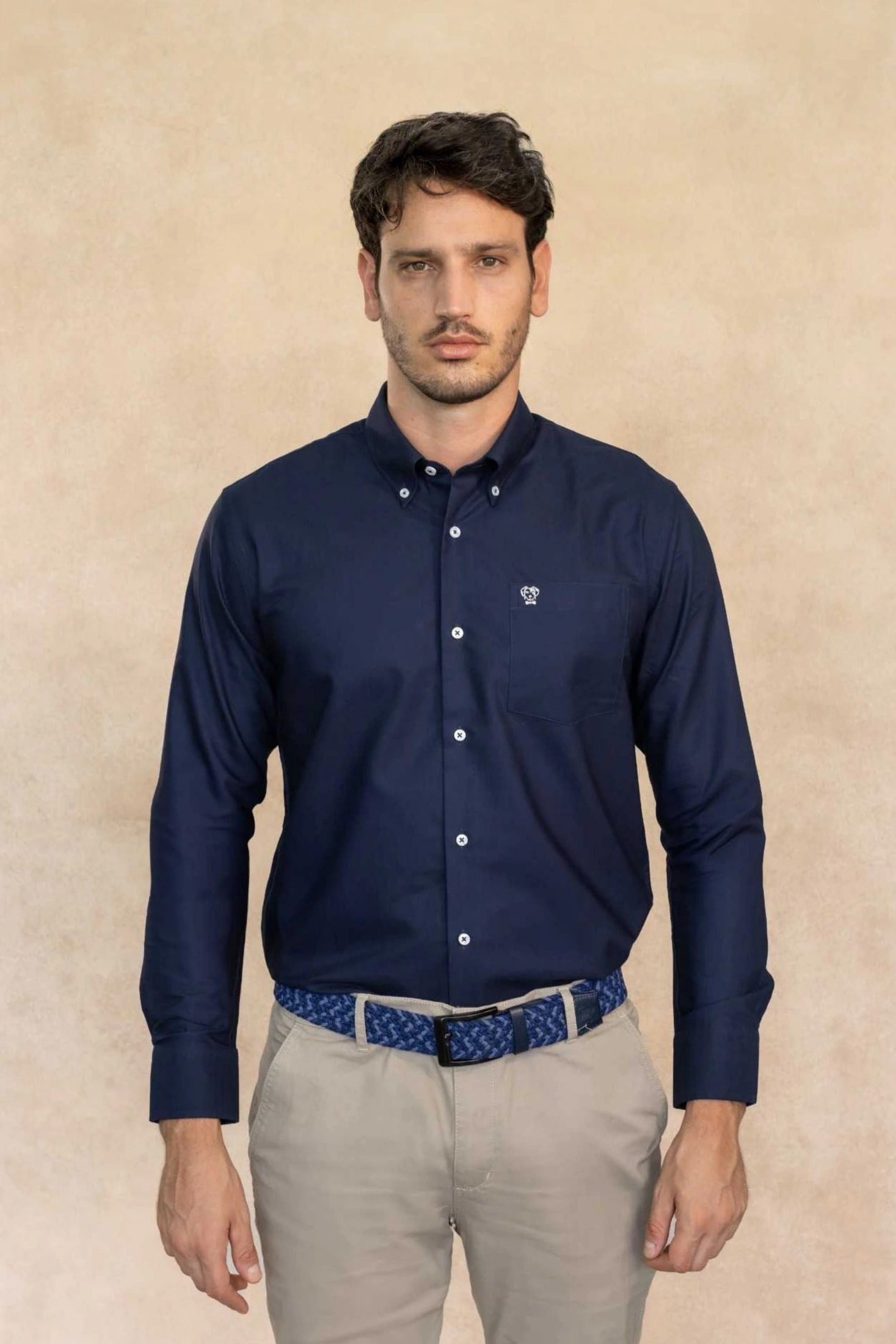 Camisa Antimanchas Oxford Azul Oscuro con Bolsillo Logo Gris - Talla Regular - imagen 1