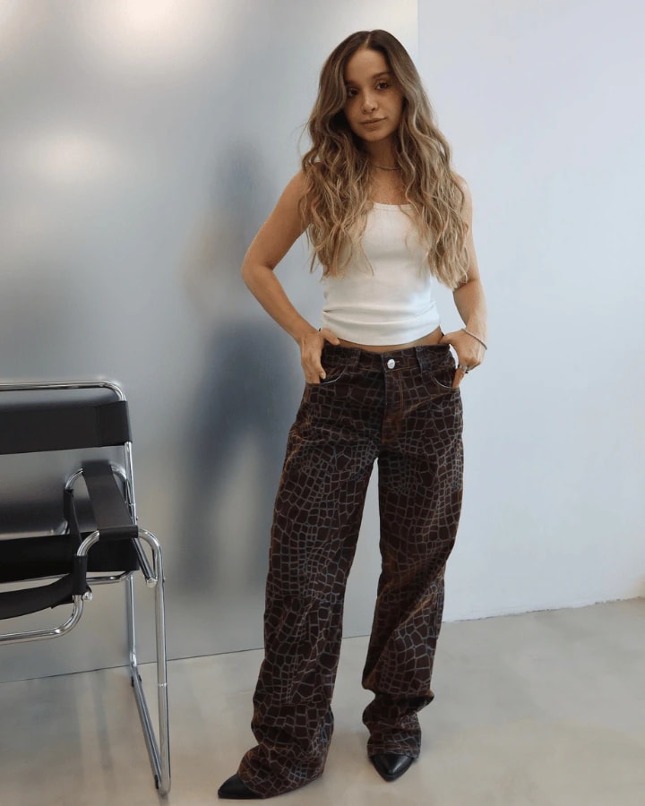 JEAN RELAXED FIT GIRAFFE PRINT CAFÉ - imagen 1