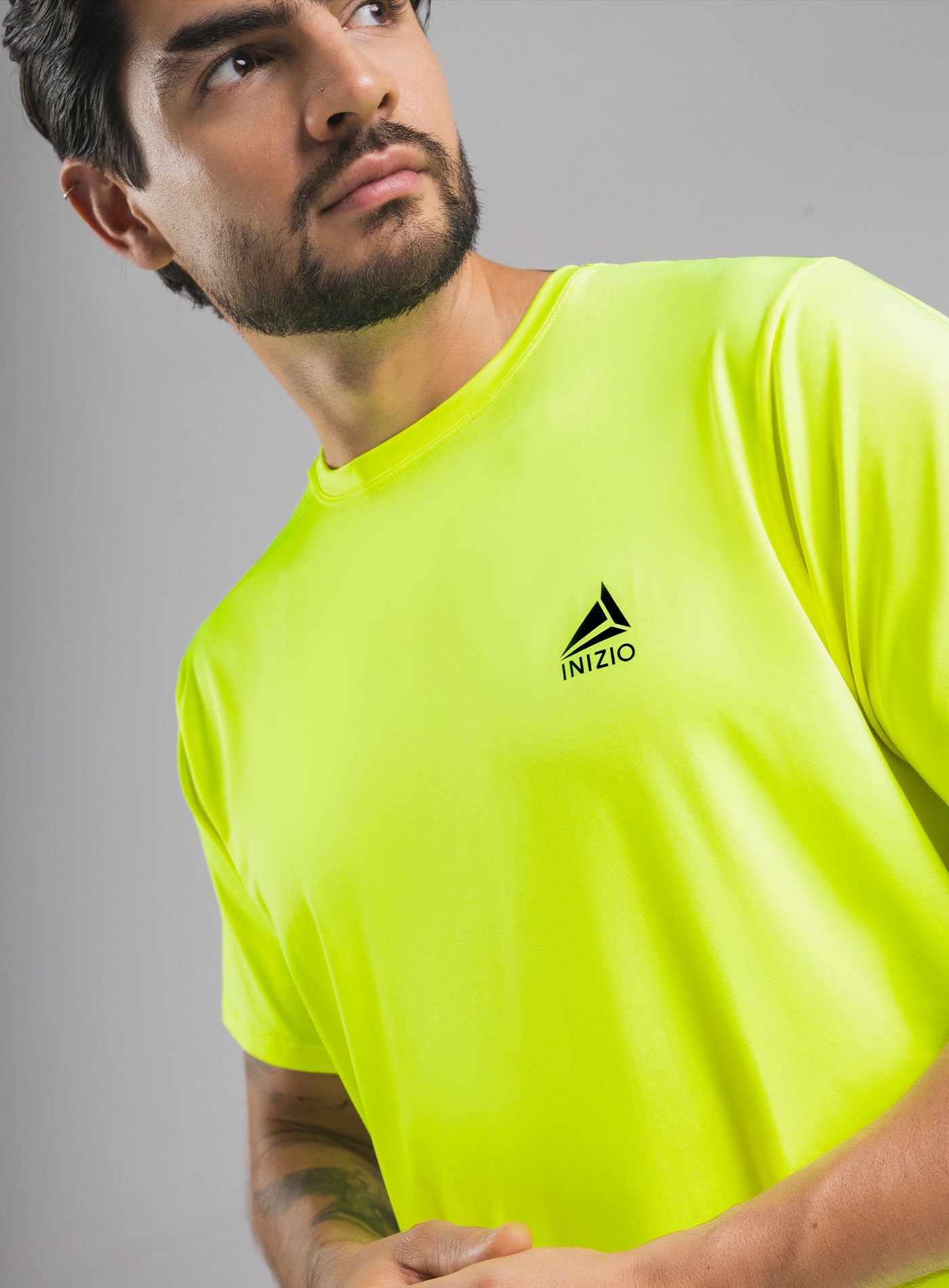 CAMISETA DEPORTIVA CON CORTES EN CONTRASTE - imagen 1
