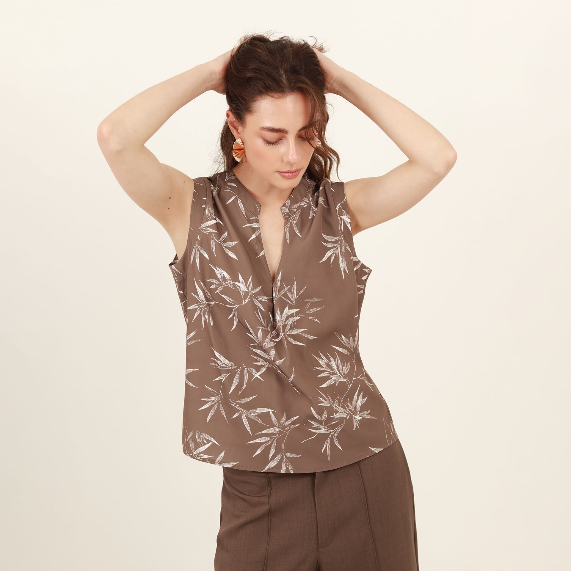 Blusa estampada abierta cuello nerú manga sisa con prenses - imagen 1