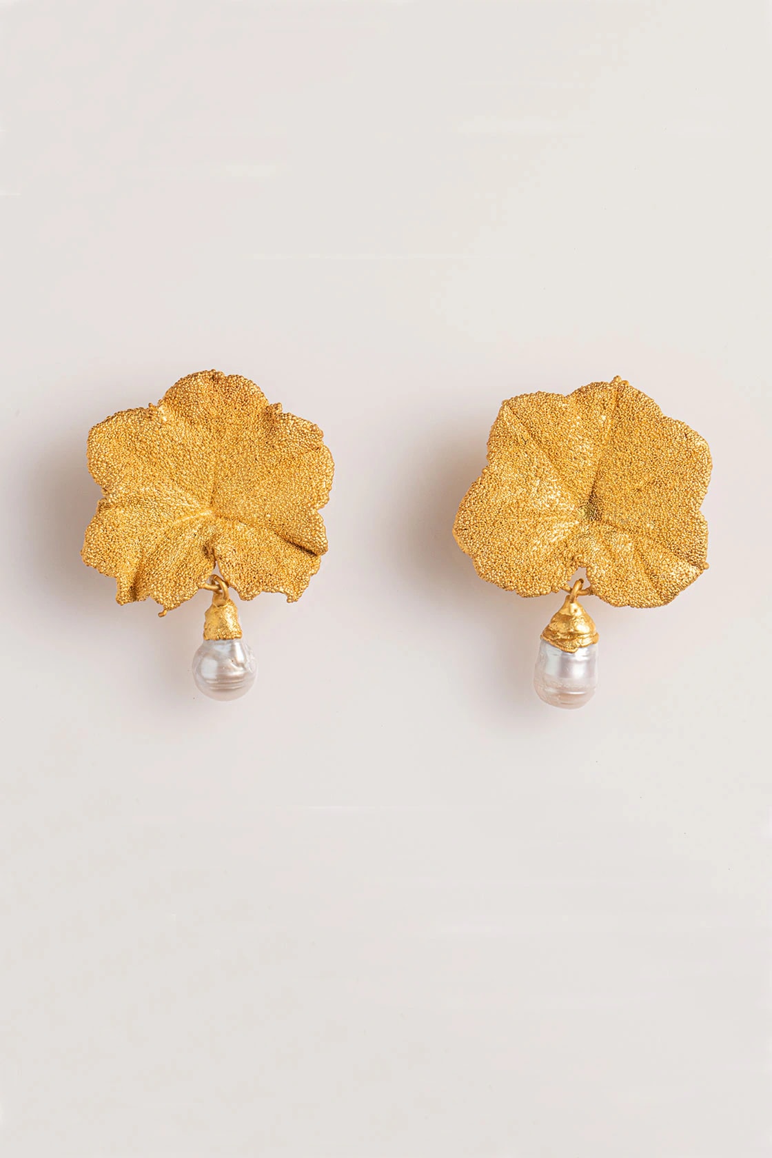 GERANIUM AND PEARL STUDS - imagen 1