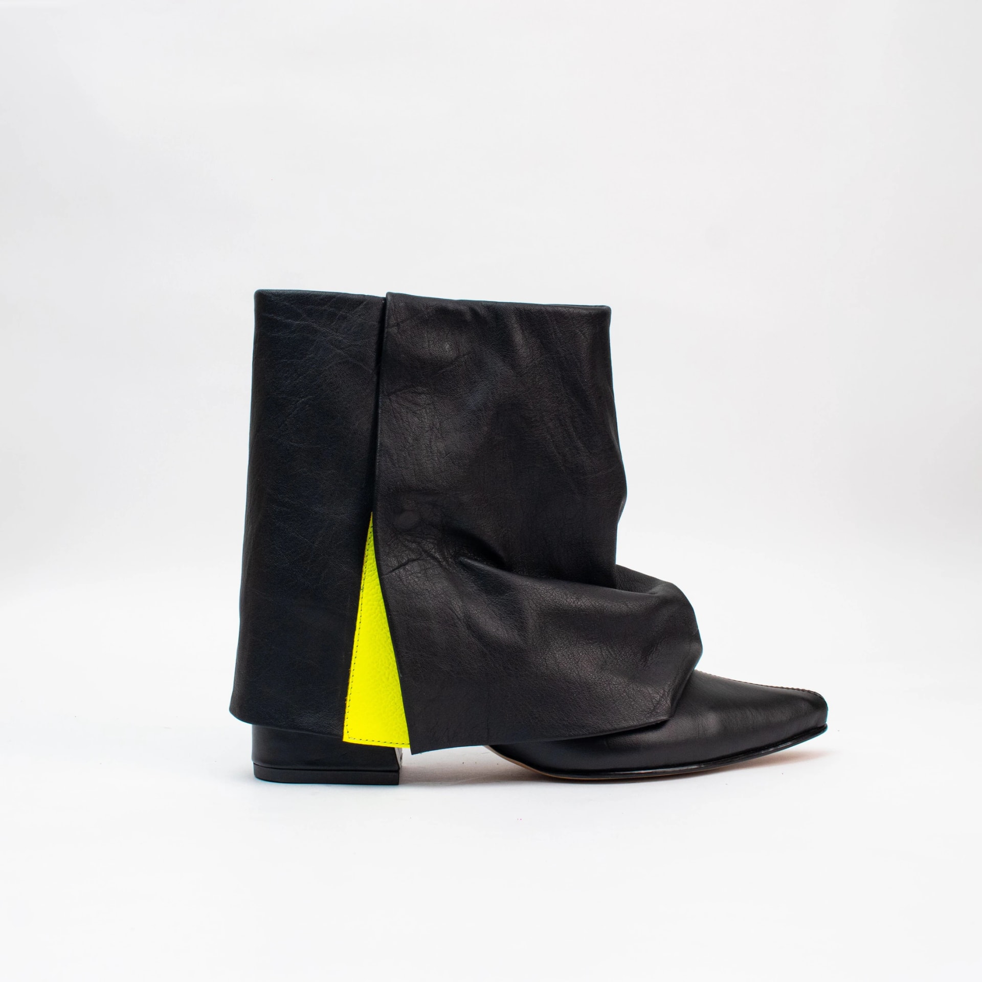 Boots, black pants - imagen 1