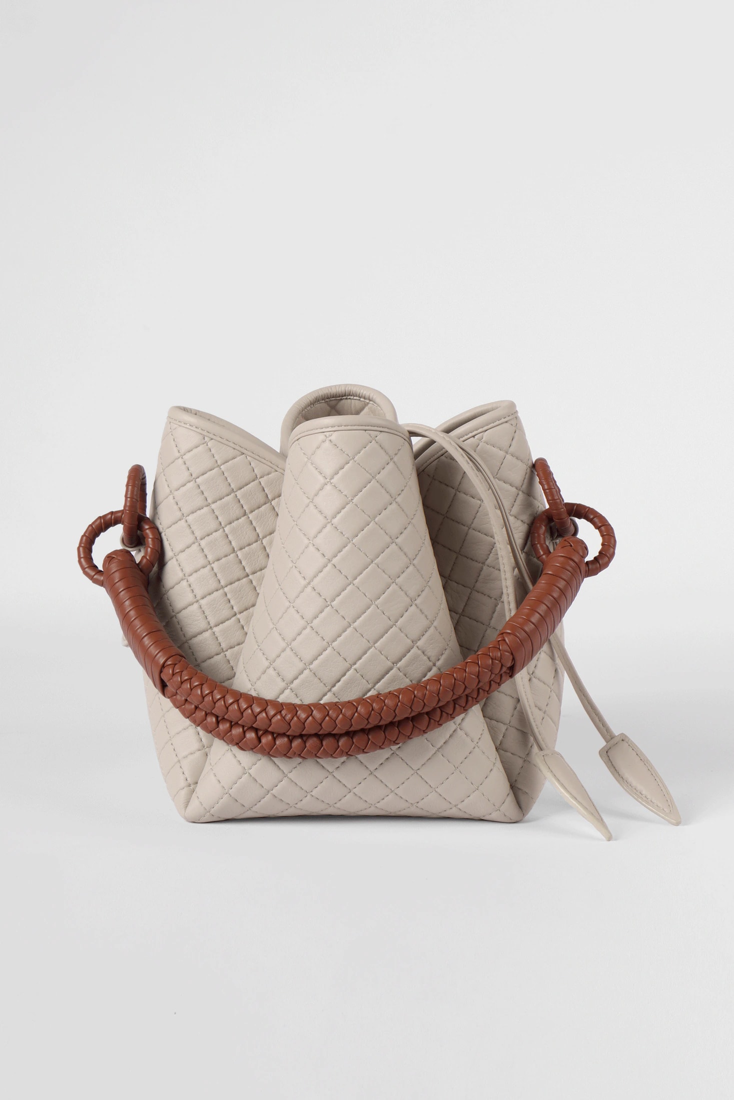 Tulip Bucket Bag, Off-white & Brandy - imagen 1