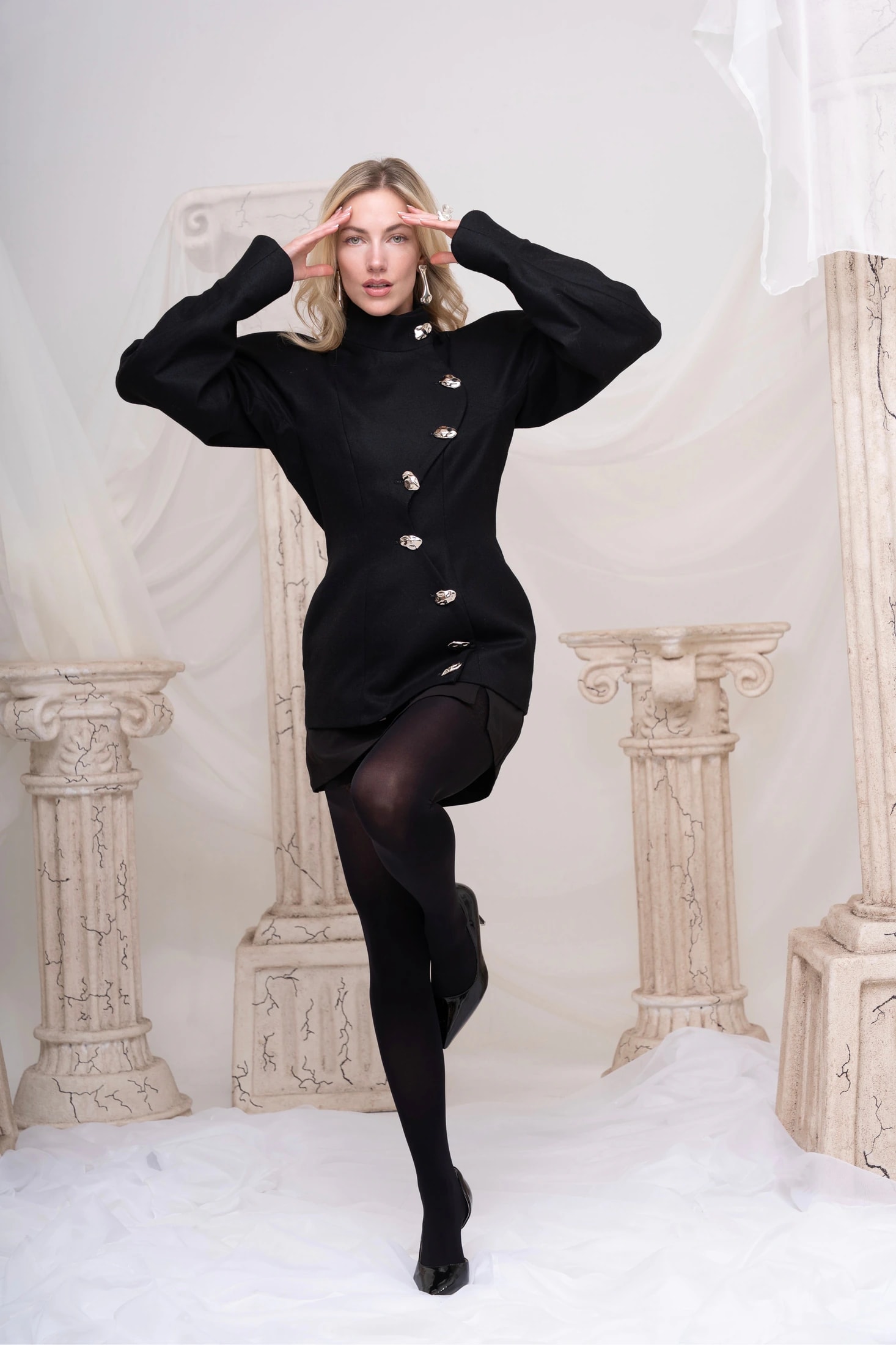 The Argent Sovereign Coat - imagen 1