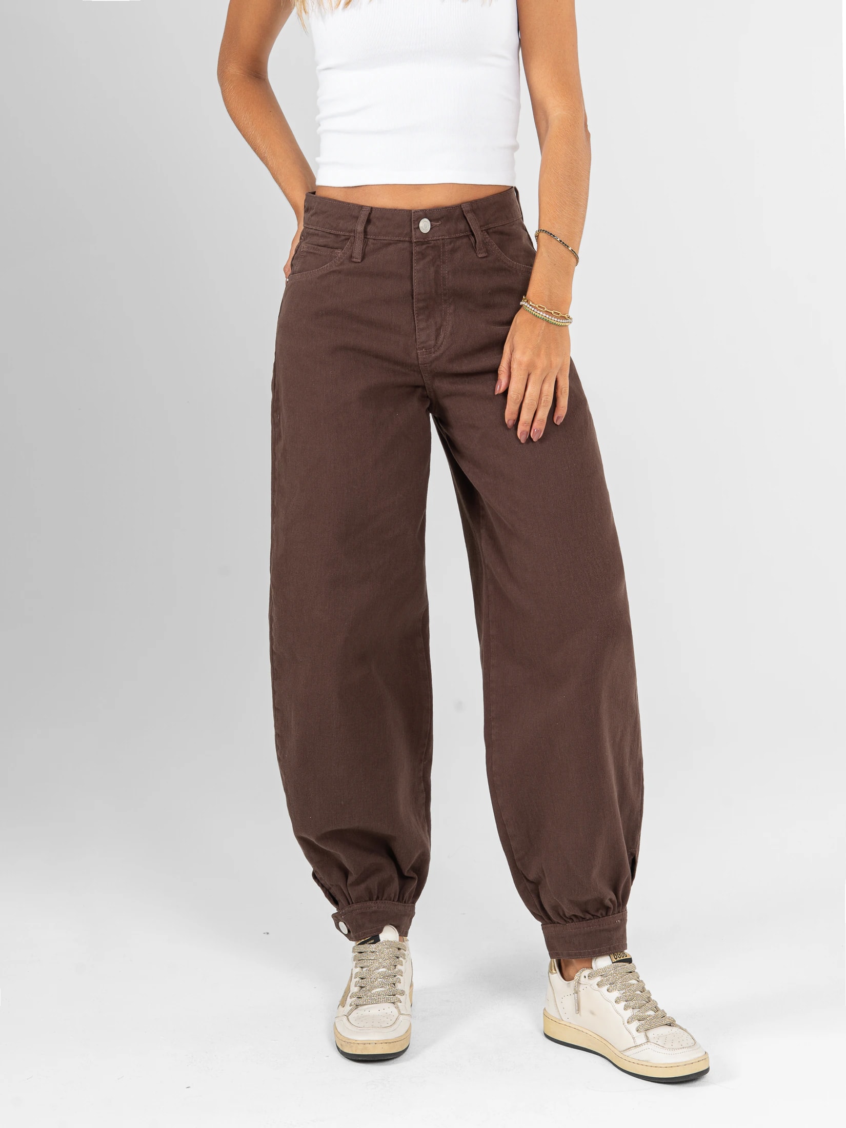 Ref: 0620522 Pantalón baggy cropped, detalle en bota y pretina, rígido, tiro alto, tono cafe. - imagen 1
