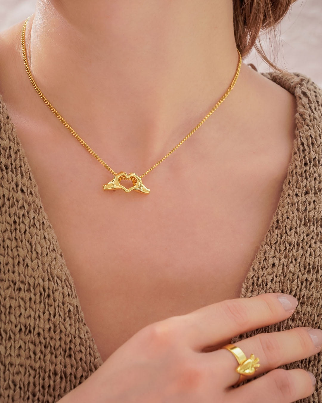 Collar Manos Corazón + empaque de sobre - imagen 1