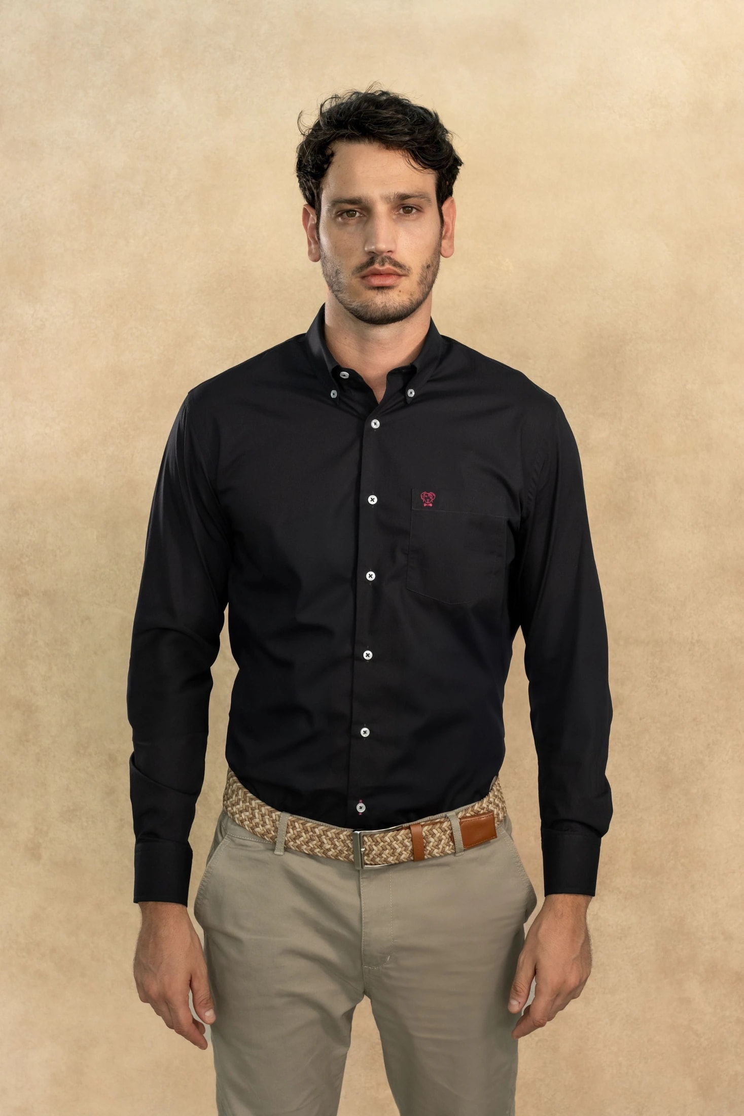 Camisa Antimanchas Popelina Negro con Bolsillo Logo Burgundy - Talla Regular - imagen 1