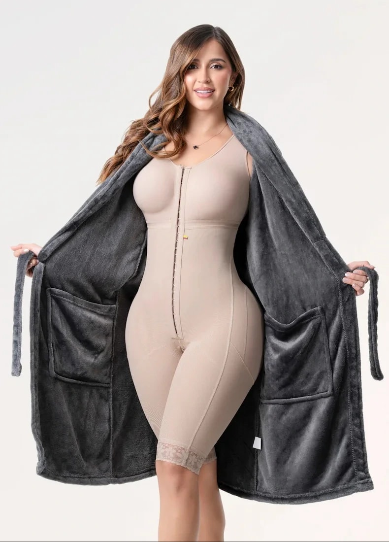 Bata Microfibra: Suave para recuperación post-Cirugía | Salome PJ601 - imagen 1