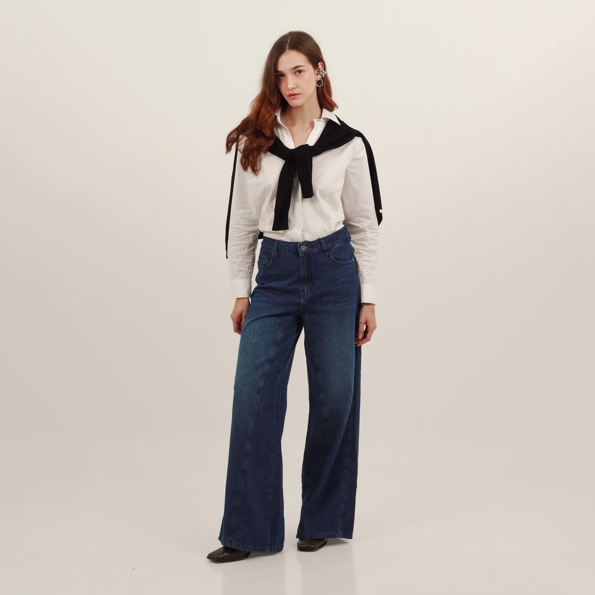 Jean bota flare con bordado y cortes - imagen 1