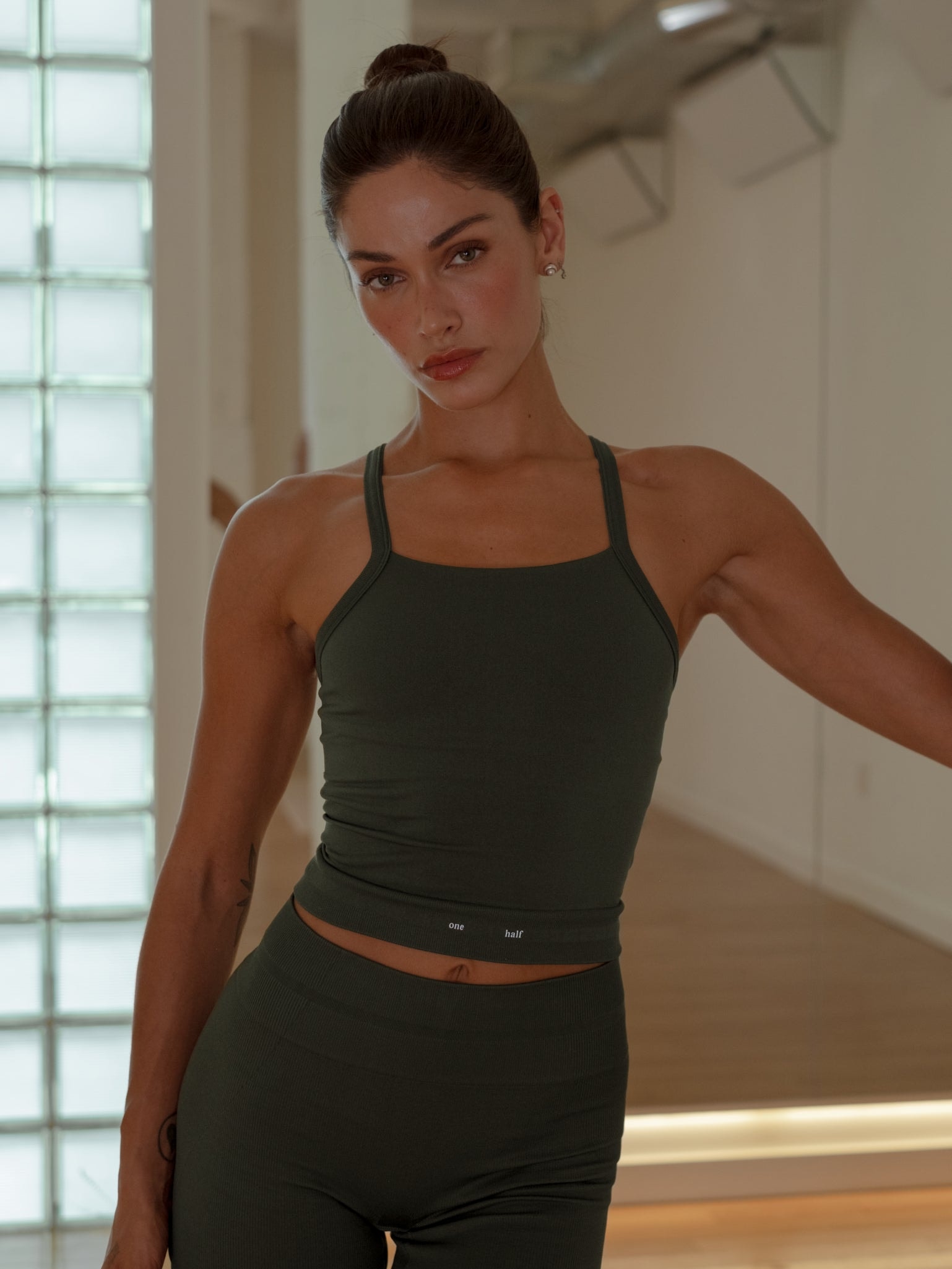 BOX SEAMLESS TANK TOP - PESTO - imagen 1