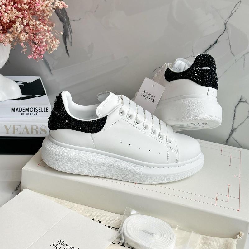 TENIS MCQUEEN CLASICO PIEDRAS ATRAS - imagen 1