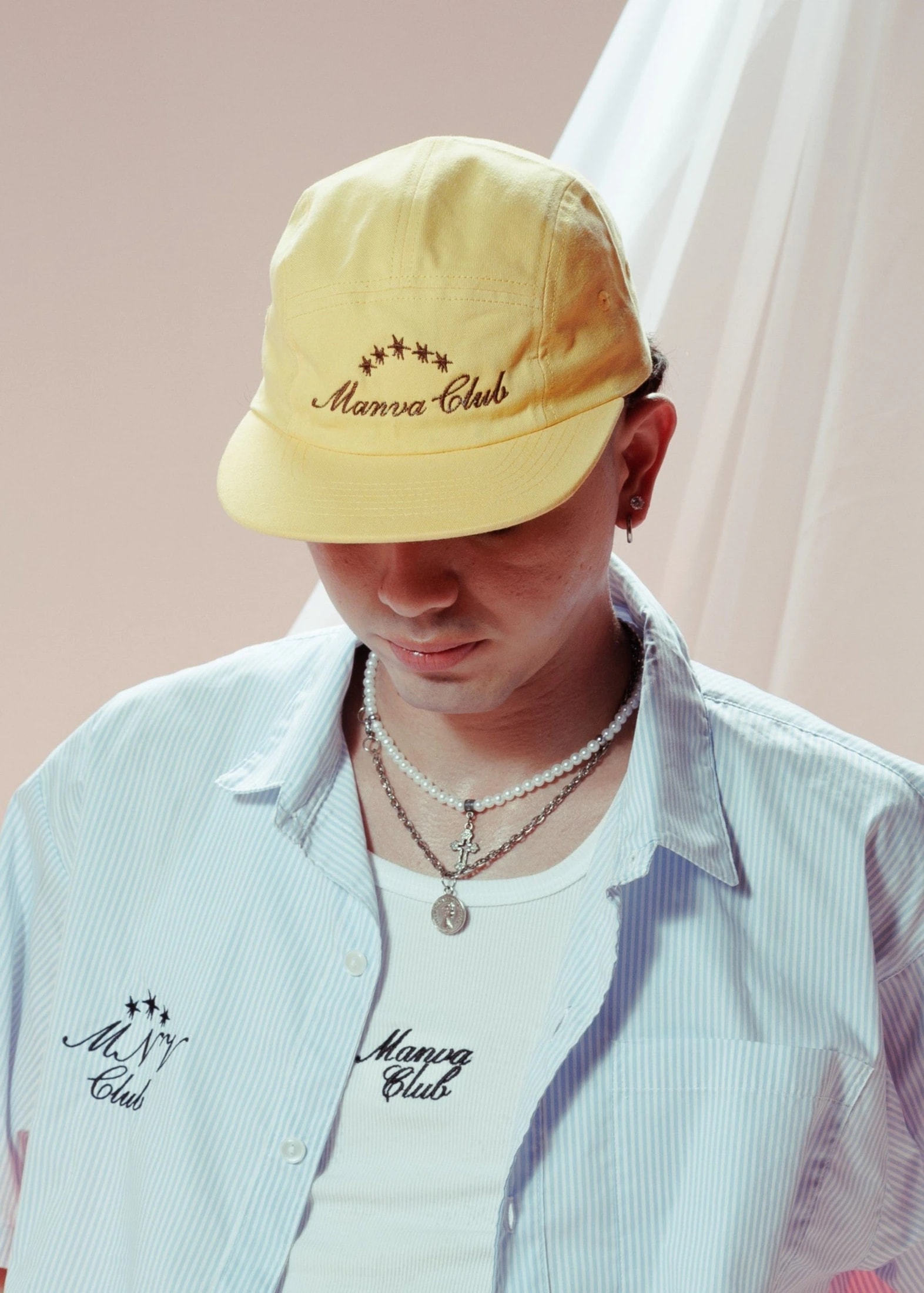 GORRA TIPO PLANA MOSTAZA - imagen 1