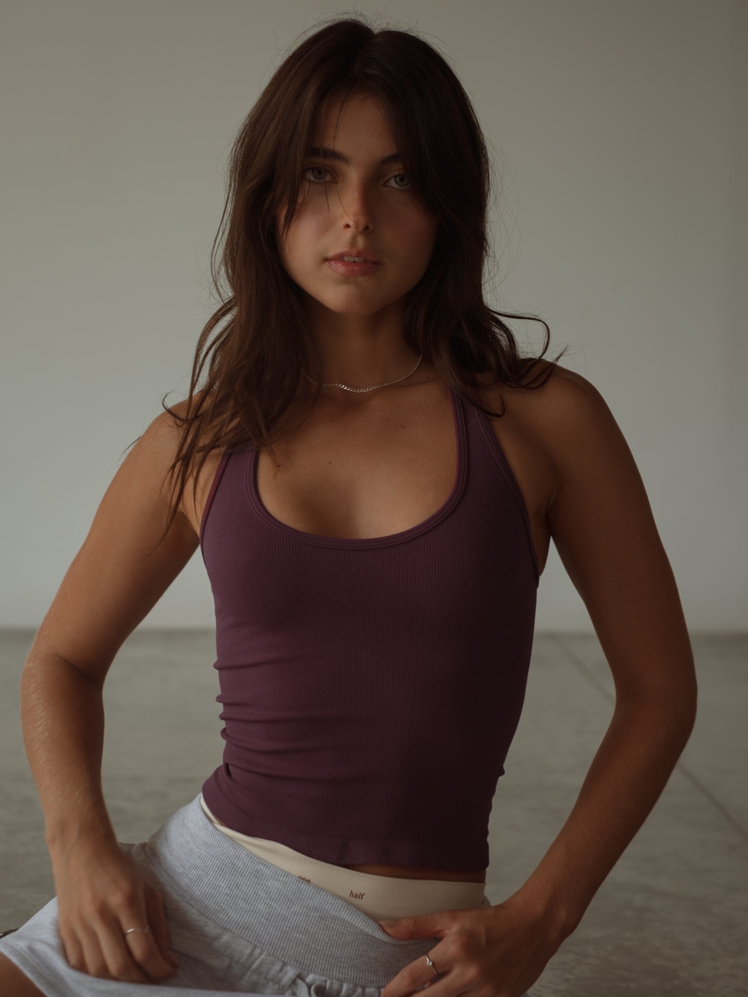 V NECK SEAMLESS TANK TOP - CRANBERRY - imagen 1