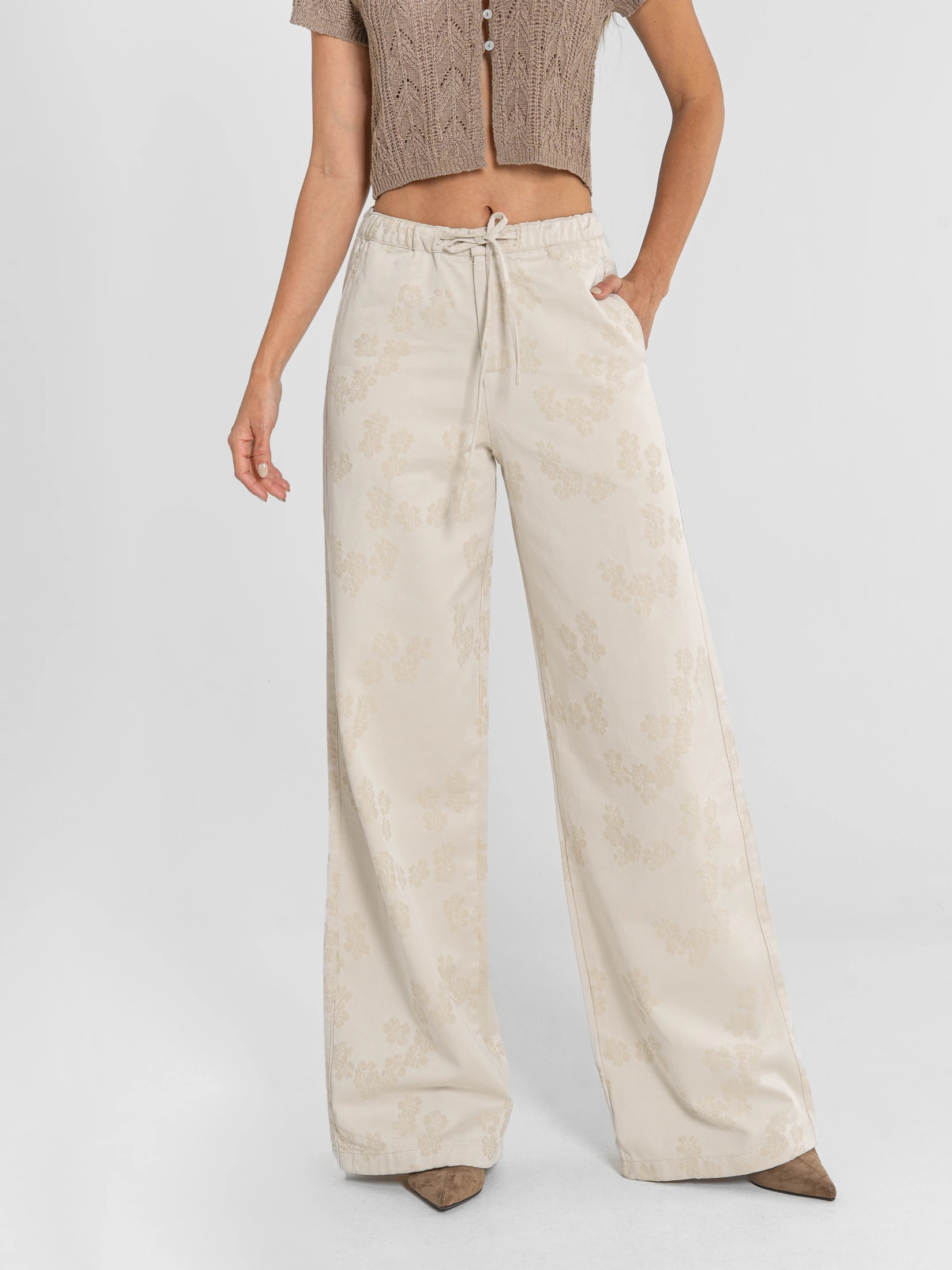 Ref: 0620407 Pantalón mom flare, rígido, tiro alto, detalle de tela bordada, pretina resortada,  tono natural - imagen 1