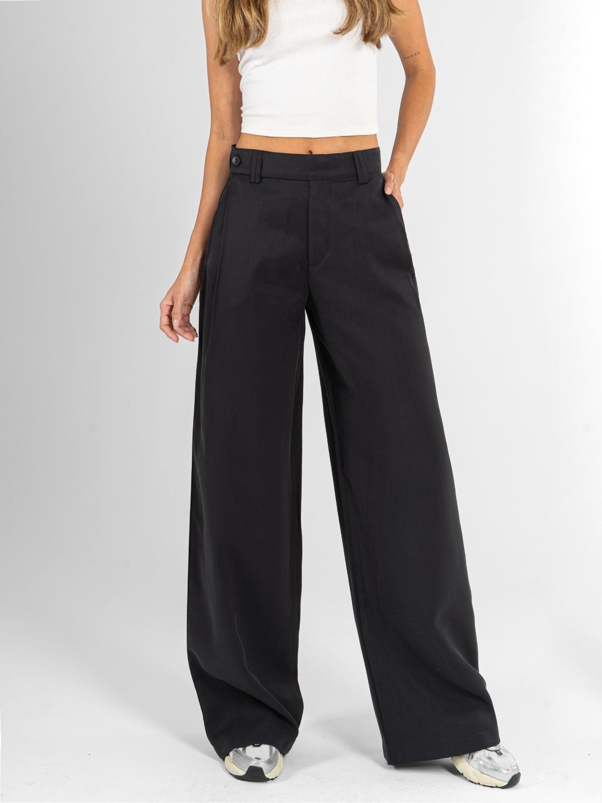 Ref: 0620598 Pantalón palazzo, tono negro, tejido plano liviano, detalle pretina, tiro alto - imagen 1