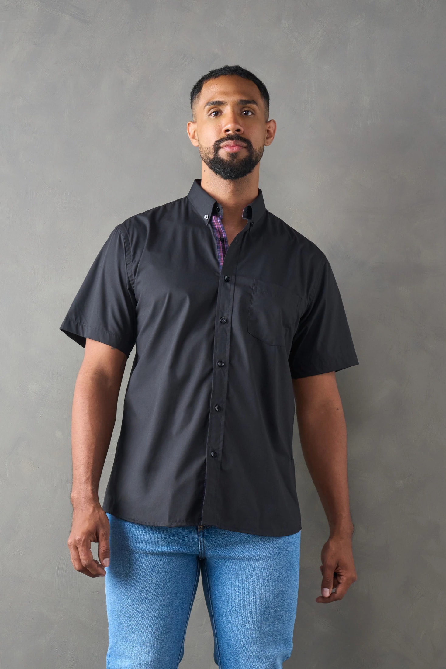 Camisa regular fit manga corta negro - imagen 1