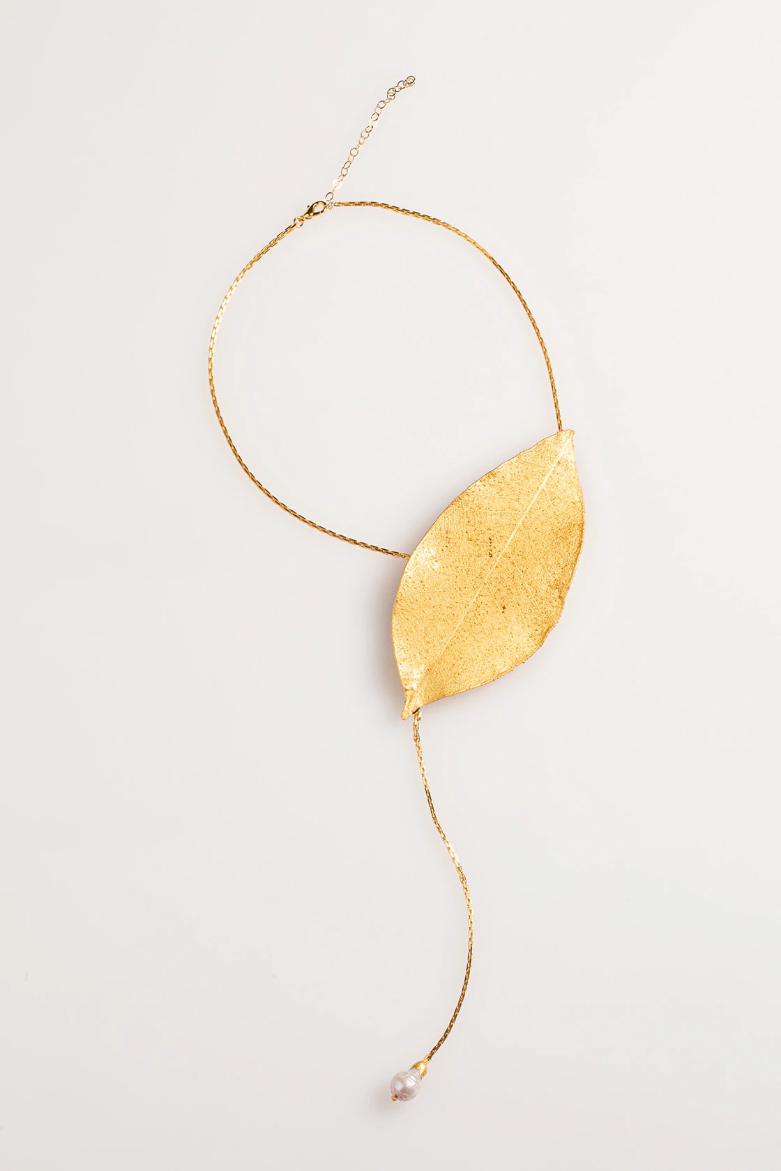 GUM BY TREE LEAF AND PEARL NECKLACE - imagen 1