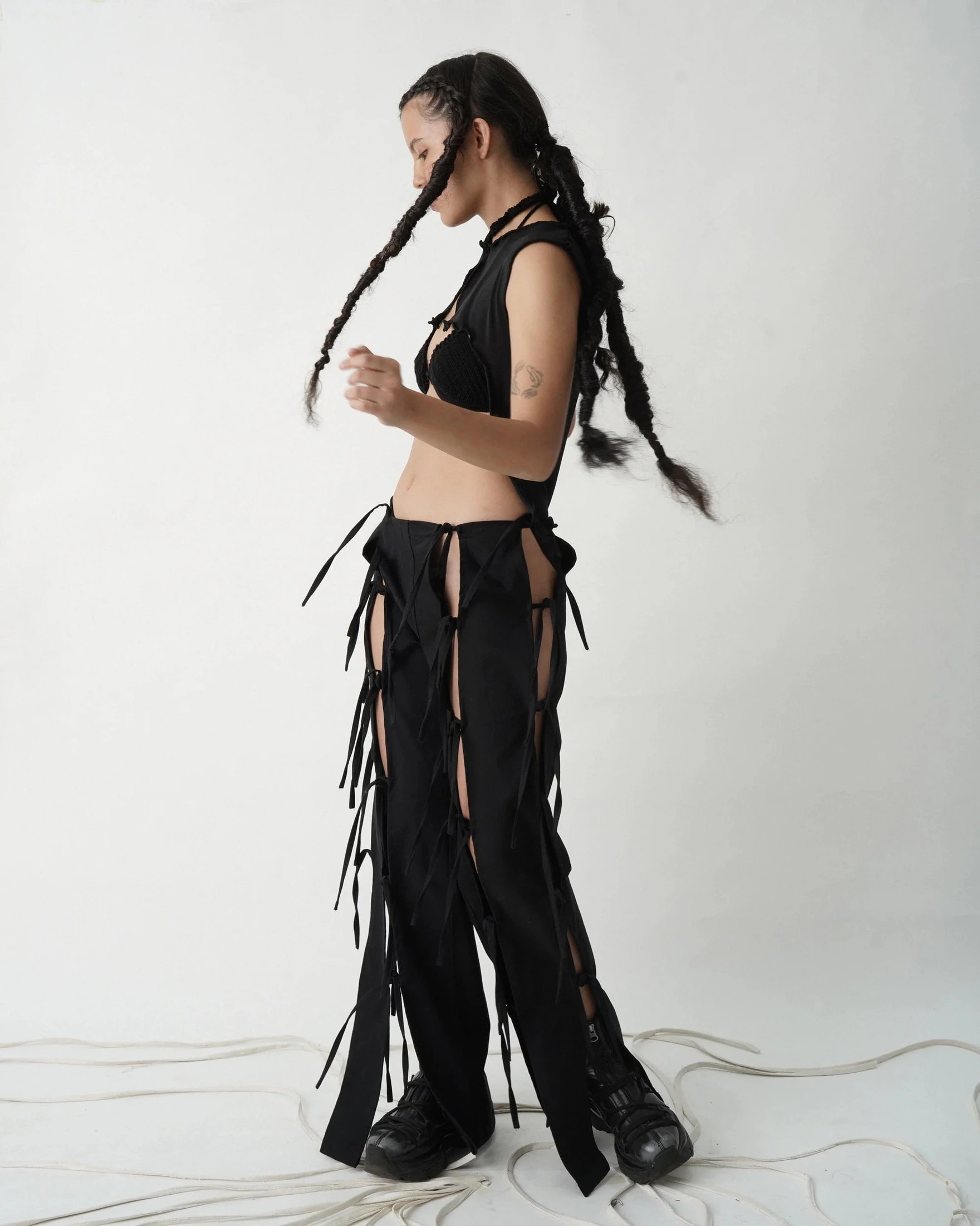 LONG STRIPED PANTS, KNOTS, AND SECRETS - imagen 1