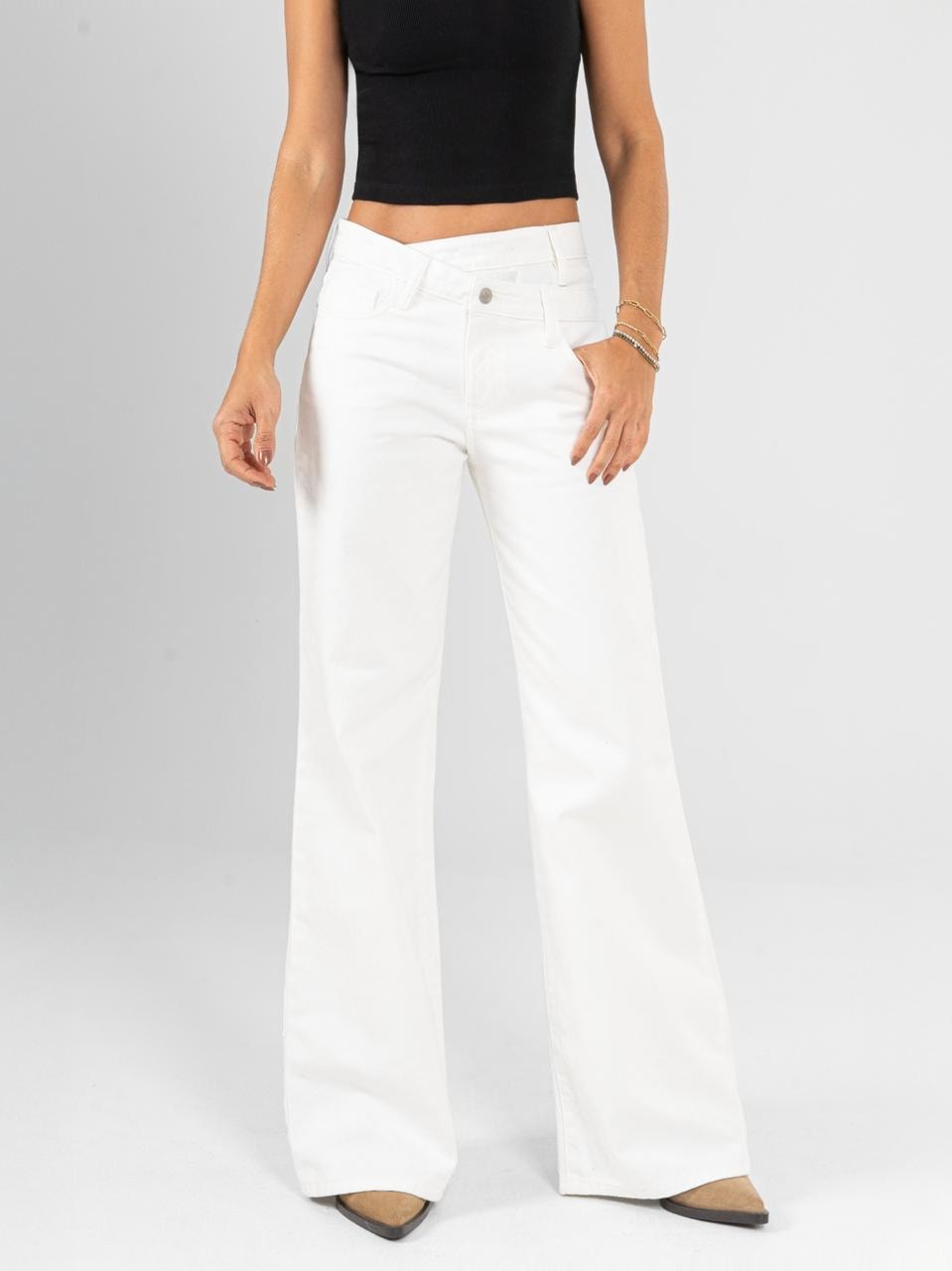 Ref: 0620259 Pantalón mom flare, rígido, detalle en pretina, tiro alto, tono ivory - imagen 1